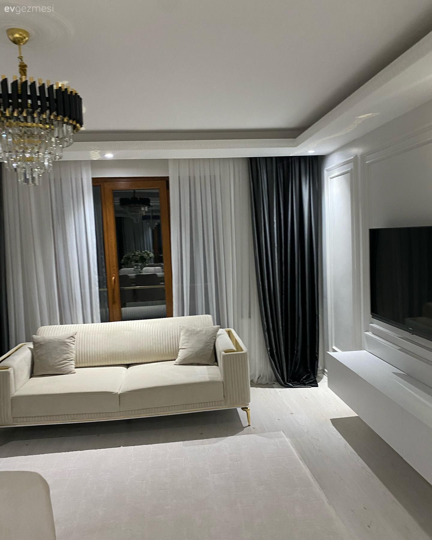 Ev Gezmesi: Bir Yanı Art Deko Diğer Yanı Modern Olan Bir Ev!