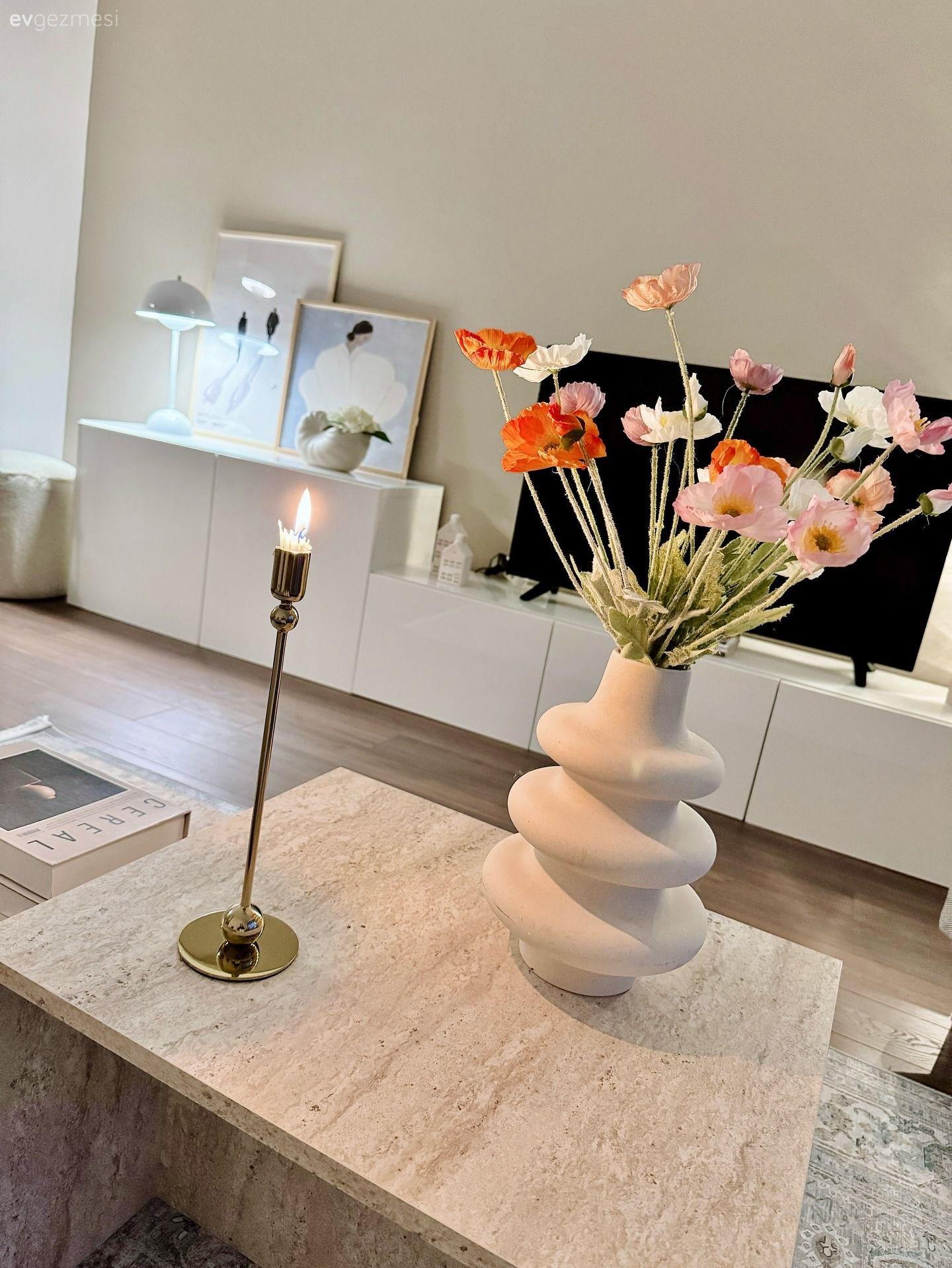 Bu Açık Mutfaklı Evde Salaş Şıklık Esas Alınmış