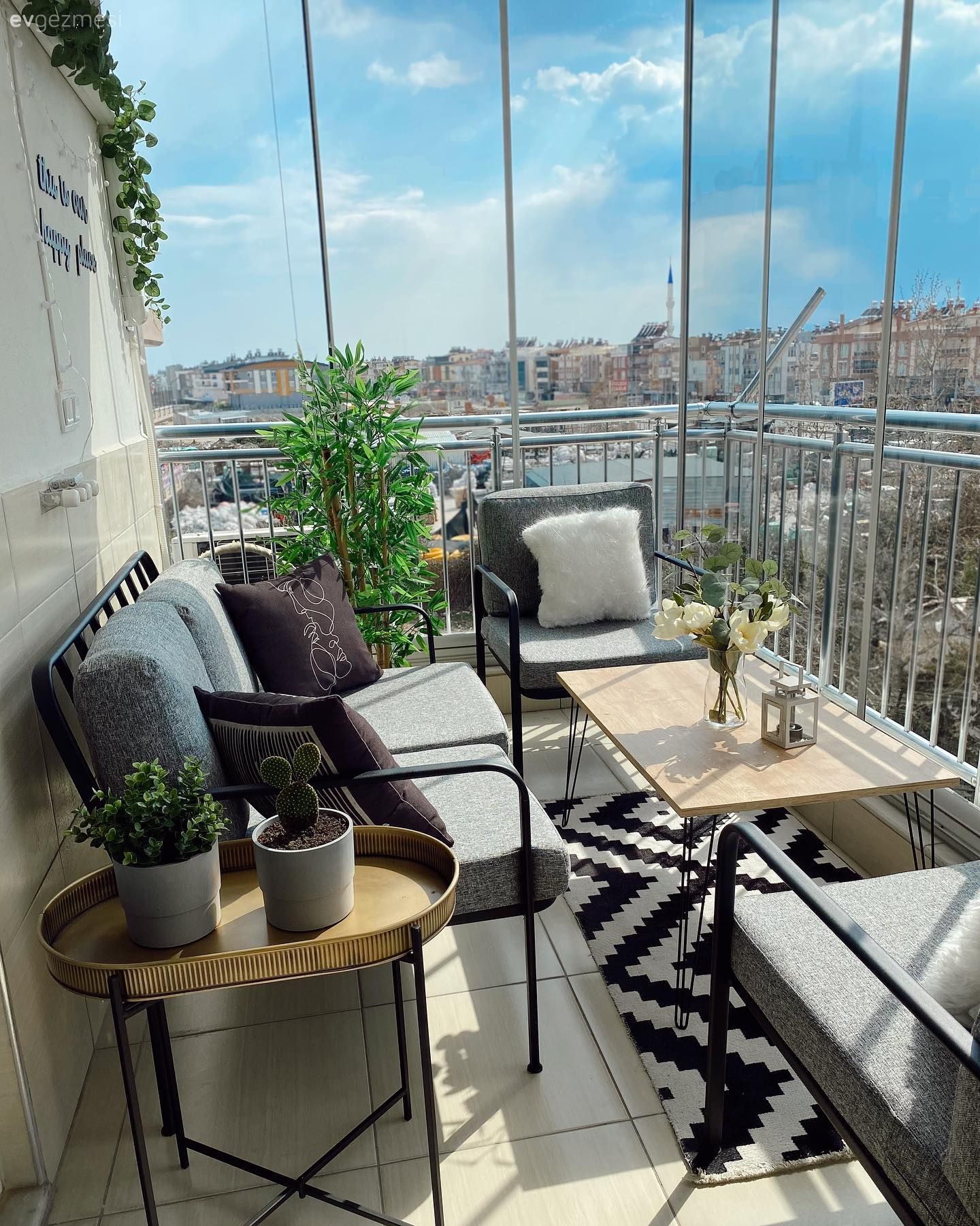 Ev Gezmesi: Antalya Güneşini Ferah Şekilde Selamlayan Bir Balkon!