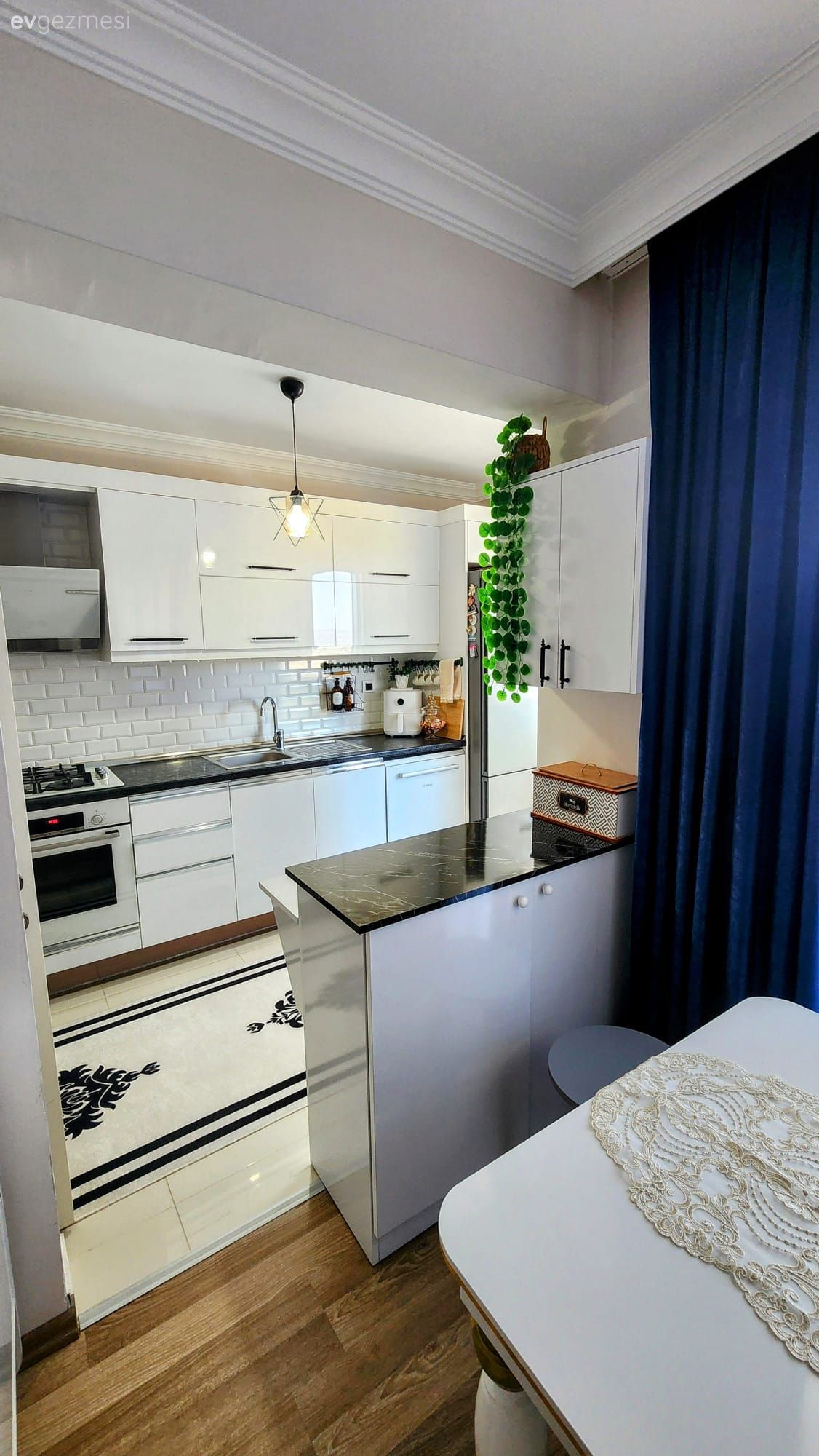 Amerikan Mutfak, Mutfak, Beyaz, Parlament mavisi, Siyah tezgah, Mutfak tezgahı, Fon perde, Perde, Yemek masası