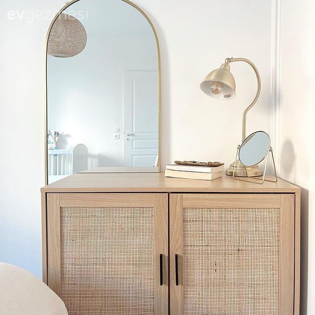 Dresuar, Beyaz, Duvar rafı, Duvar dekorasyonu, Vazo, Ev Aksesuar, Ev bitkisi, Fon perde, Perde, Hasır dolap