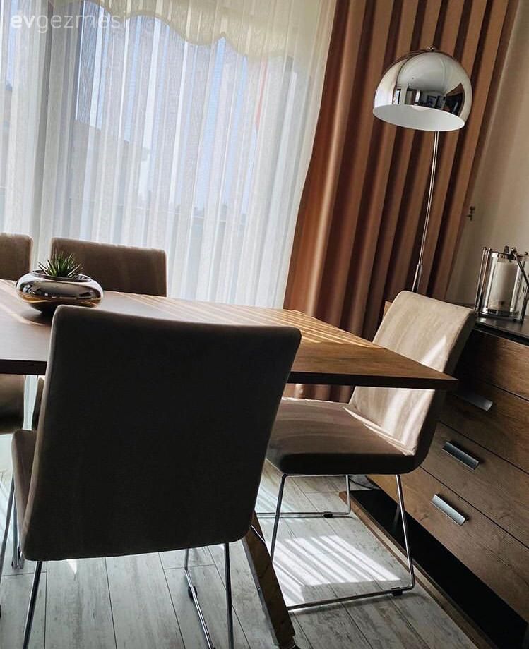 Yemek Odası, Ahşap Mobilya, Yemek masası, Sandalye, Konsol, Konsol üzeri dekoratif objeleri, Fon perde, Perde, Lambader, Aydınlatma