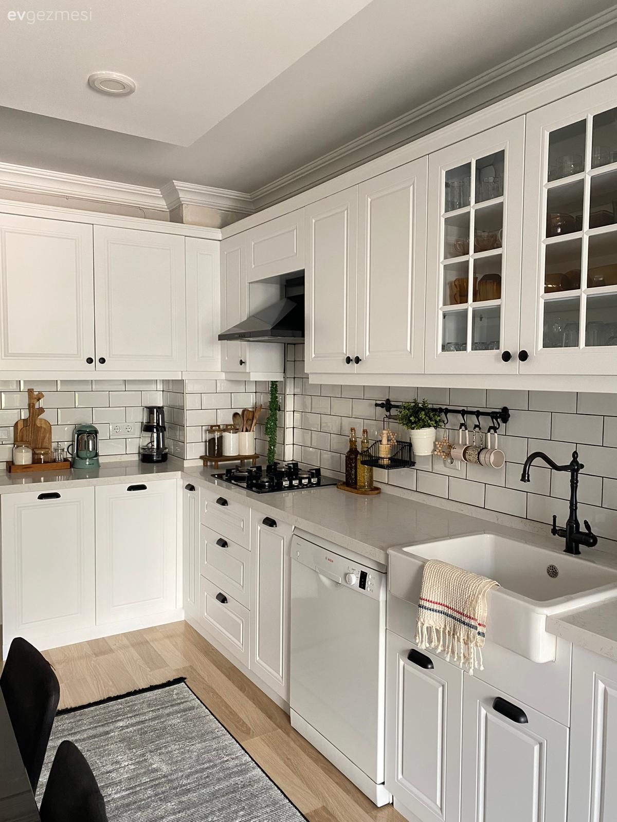 Mutfak, Beyaz, Country, Country mutfak, Shaker kapaklı dolaplar, Mutfak tezgahı, Mutfak tezgah arası, Tezgah arası seramik, Ankastre, Davlumbaz, Eviye , Mutfak halısı