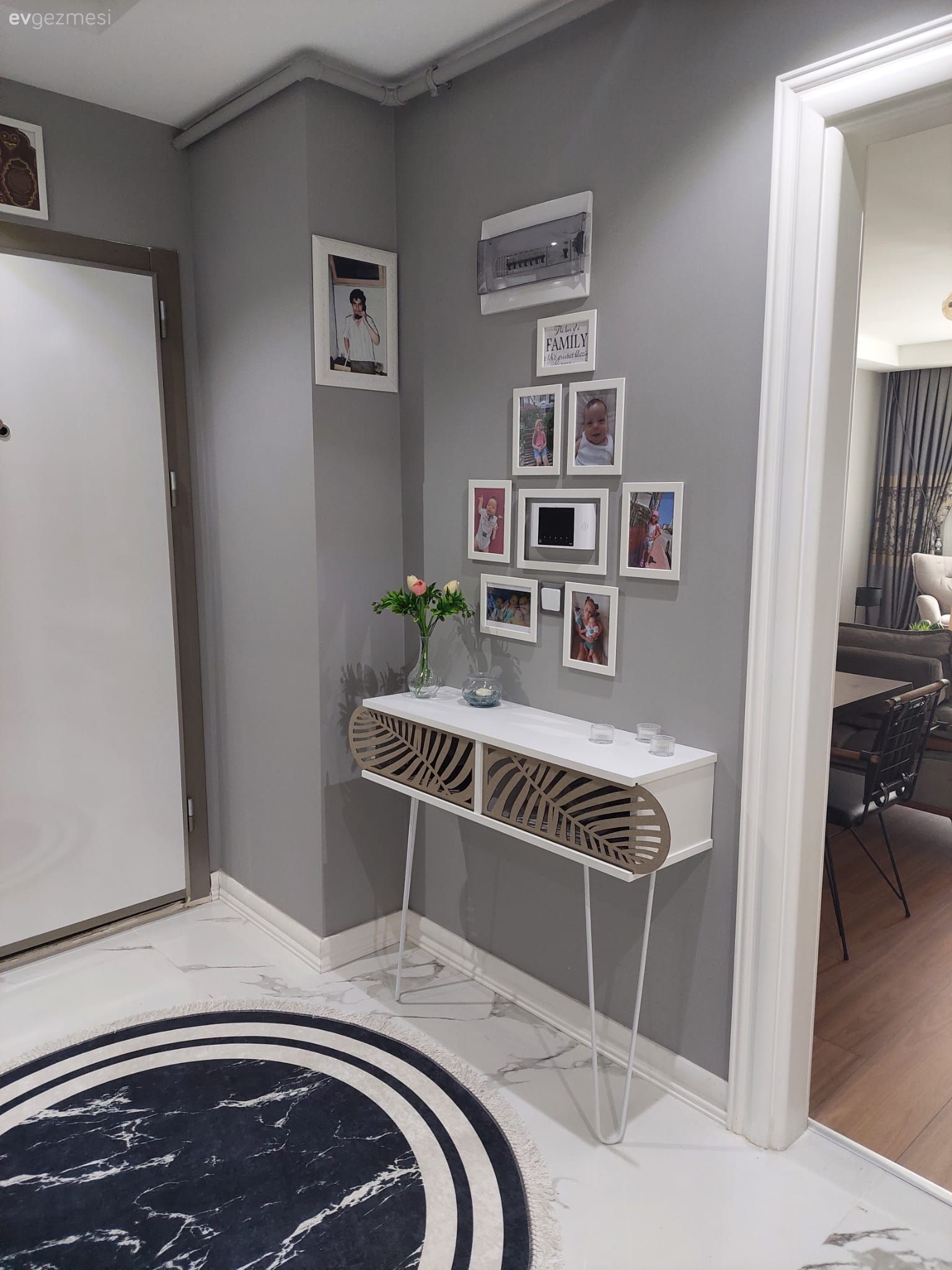 Gri duvar, Çerçeve, Dresuar, Yuvarlak halı, Halı, Zemin seramikleri