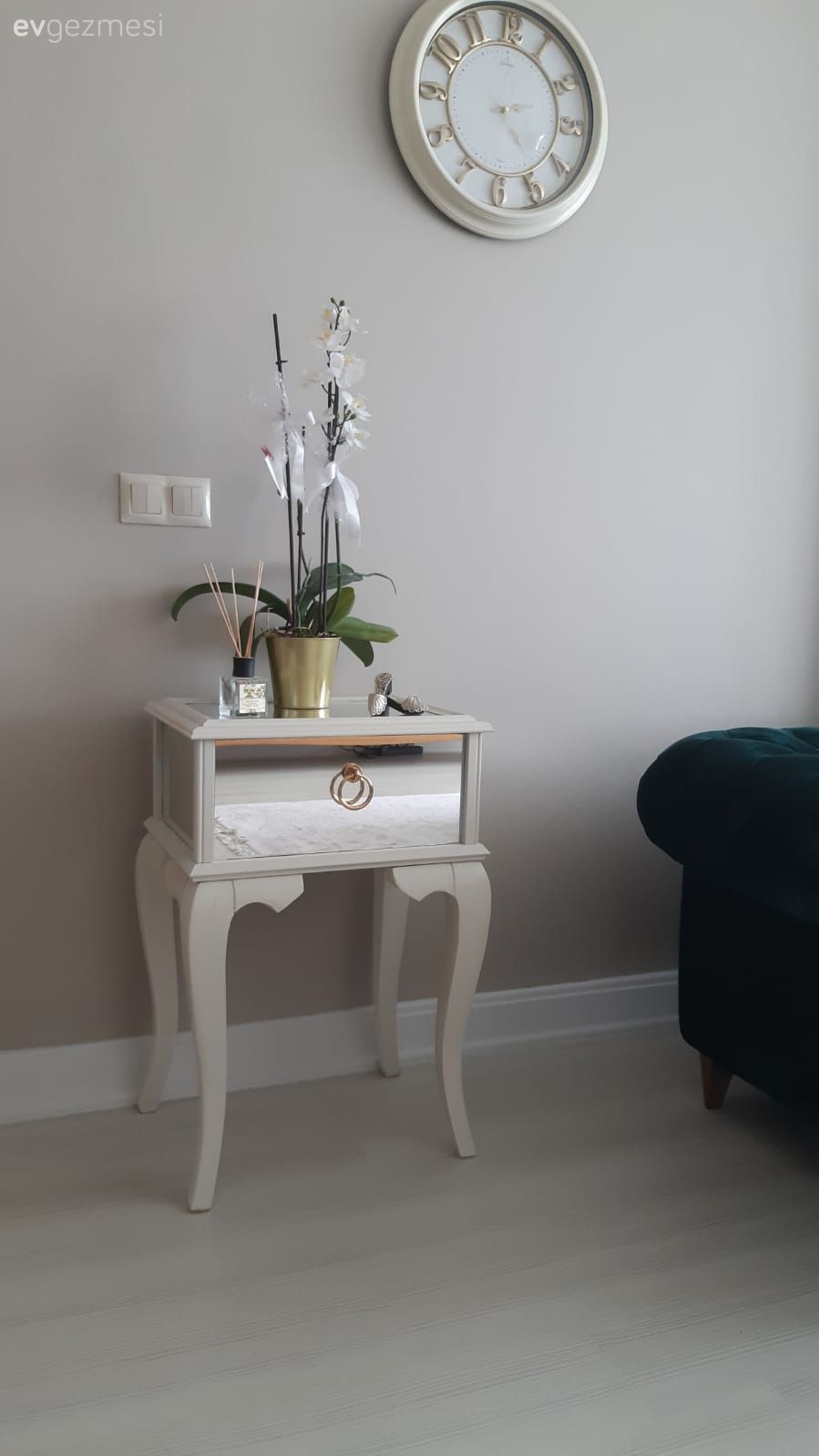 Yan sehpa, Sehpa, Çiçekler, Duvar saati, Duvar dekorasyonu