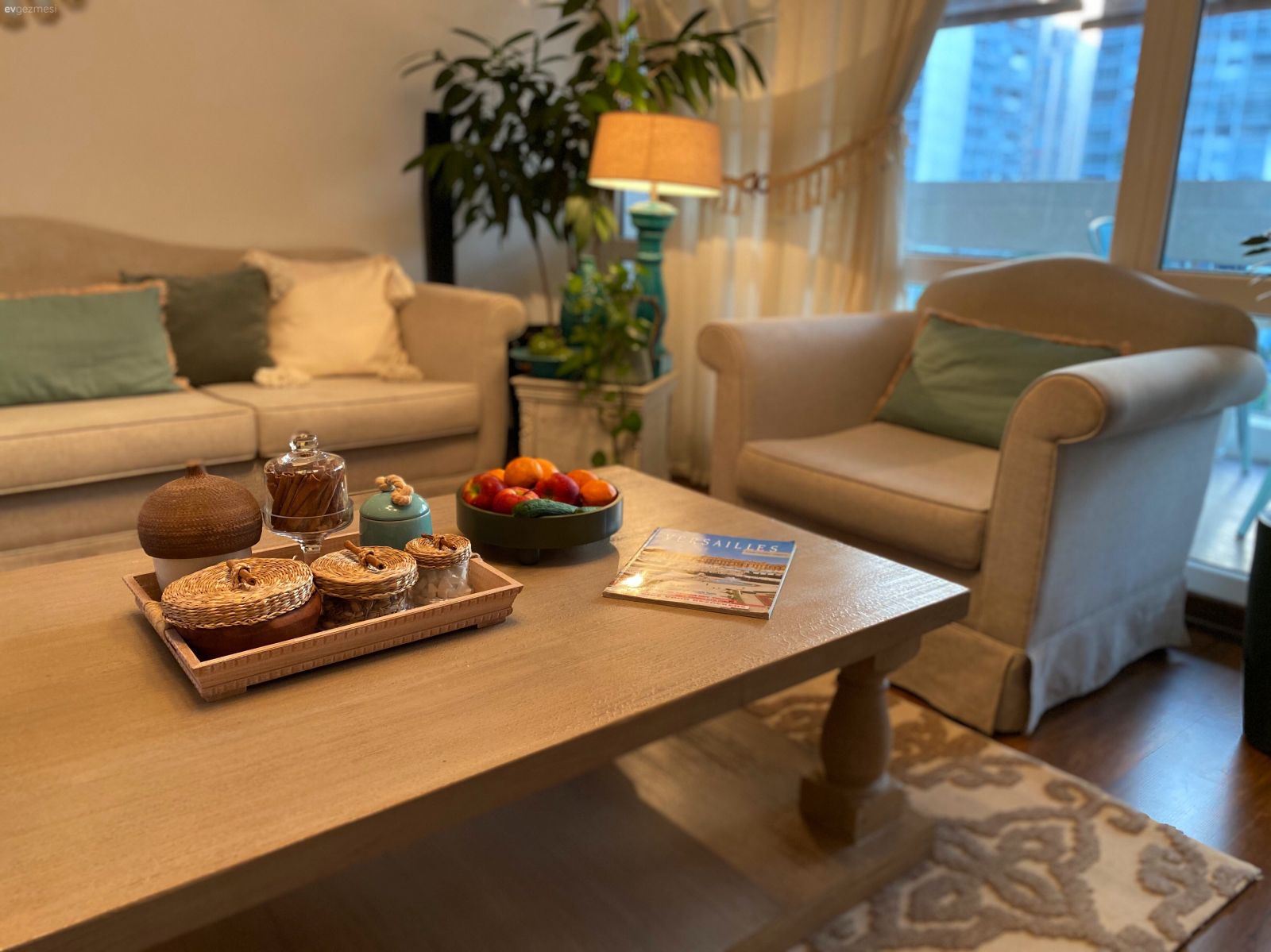 Salon, Bej, Krem, Beyaz, Koltuk takımı, Berjer, Kırlent, Ev tekstili, Turkuaz, Lambader, Aydınlatma, Ev bitkisi, Masif ahşap, Halı, Salon halısı, Parke