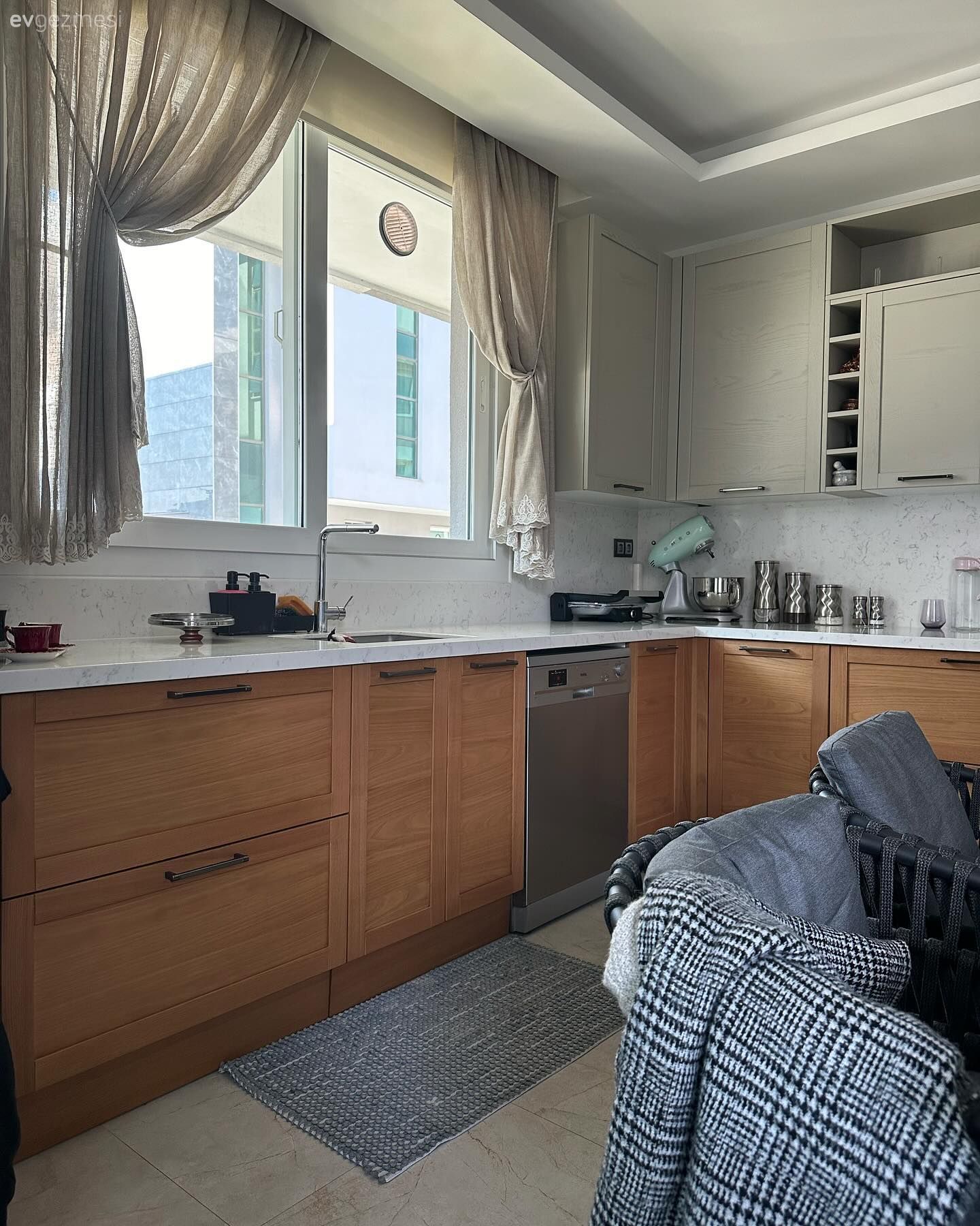 Masif Ahşapların Sıcaklık Kattığı Bu Mutfakta Ferahlık da Unutulmamış!