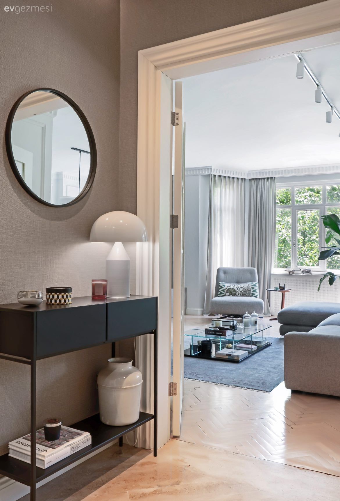 Antre, Dresuar, Gri duvar, Siyah, Yuvarlak ayna, Dekoratif ayna, Parke