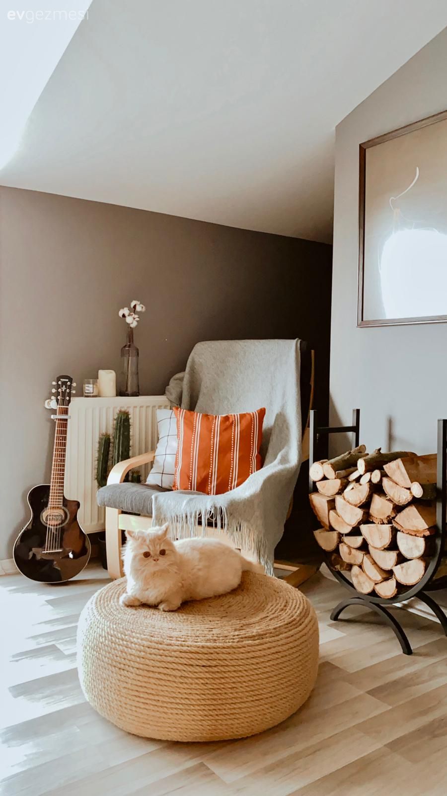 Çatı katı, Dubleks evler, Hasır puf, Berjer, Gri duvar, Tablo, Duvar dekorasyonu, Kırlent, Ev tekstili, Turuncu