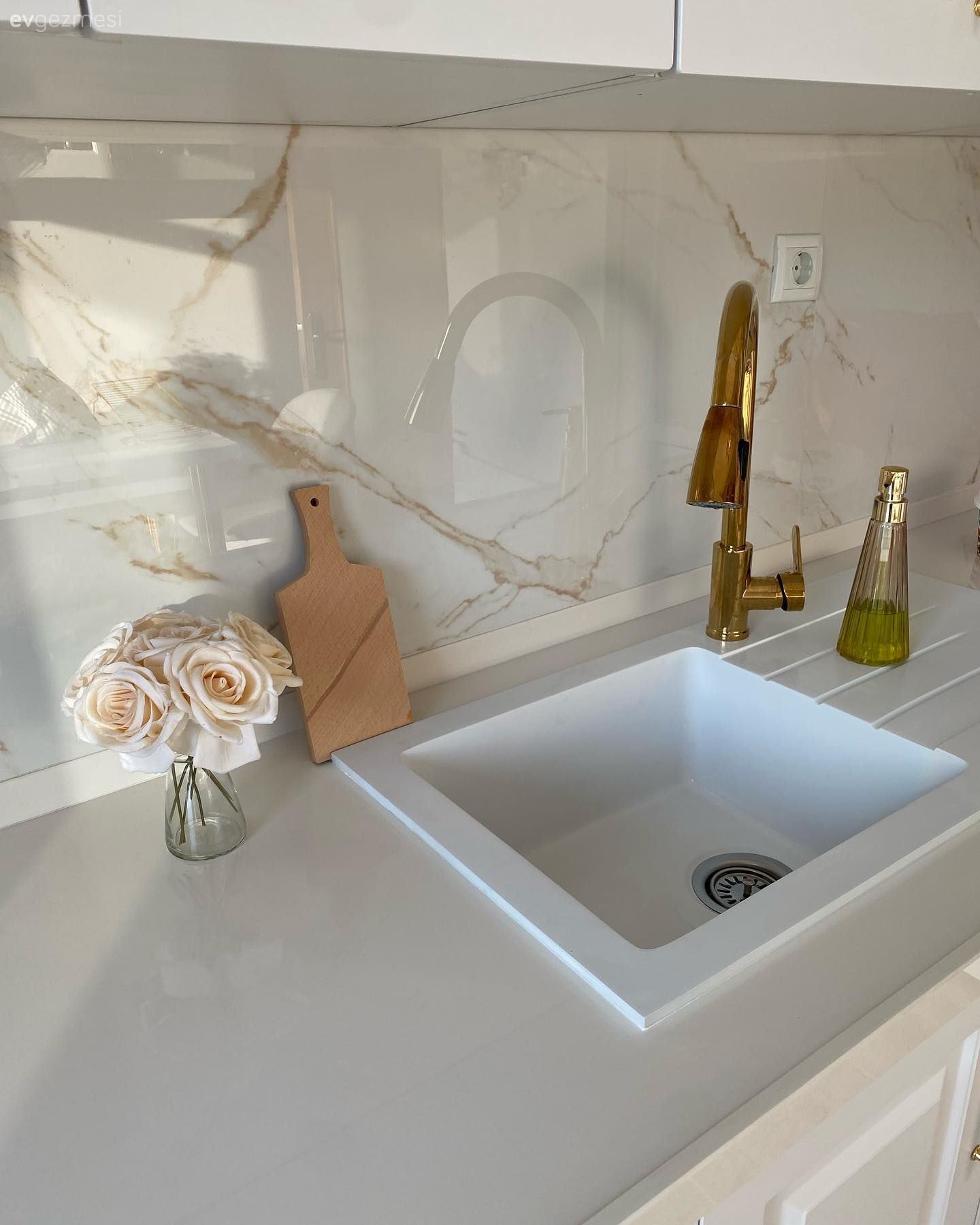 Mutfak, Beyaz, Altın, Shaker kapaklı dolaplar, Mutfak tezgahı, Mutfak tezgah arası, Tezgah arası doğal taş, Ankastre, Davlumbaz, Eviye 