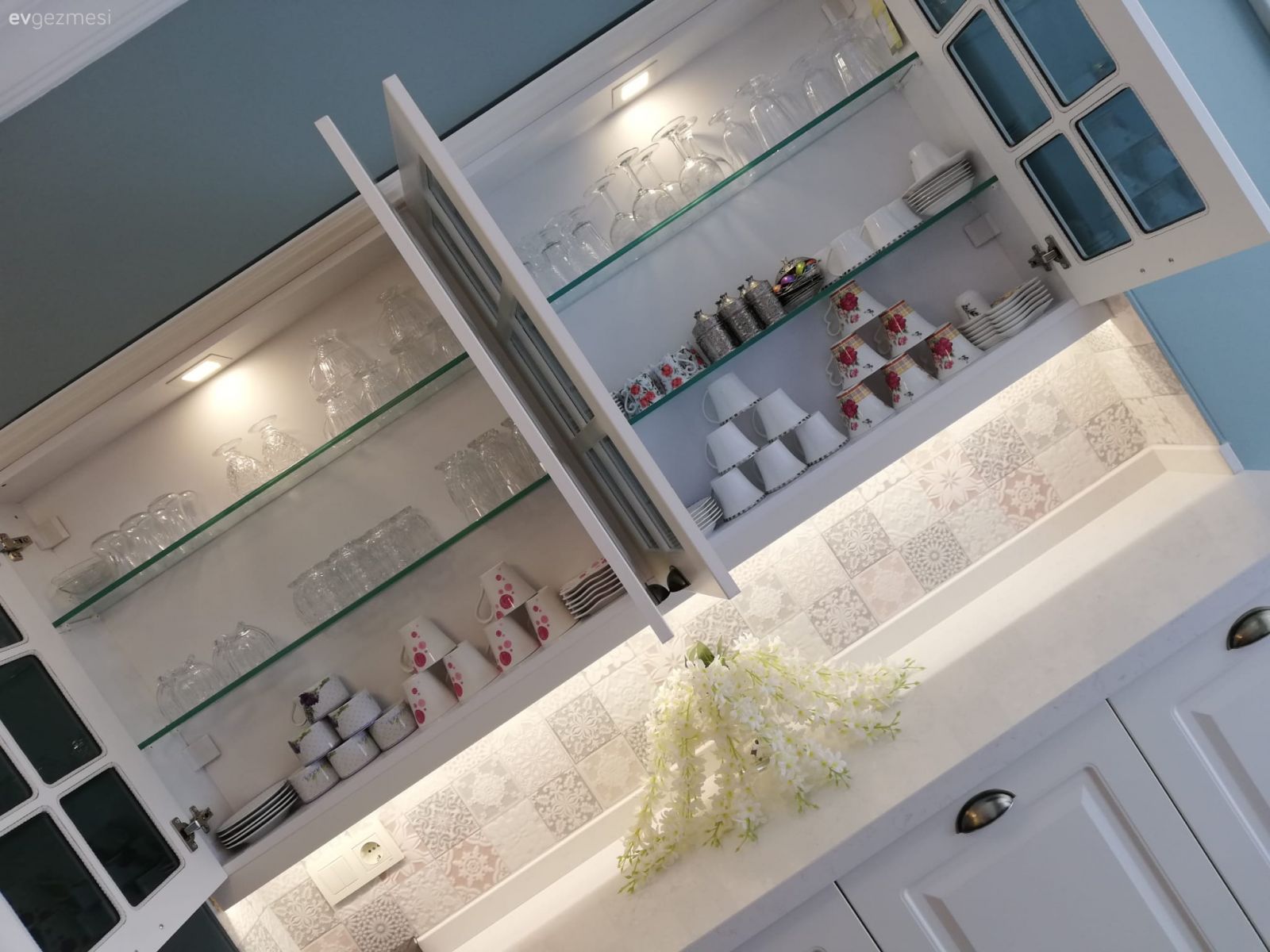 Ekstra mutfak dolabı, Mutfak, Beyaz mutfak, Beyaz, Shaker kapaklı dolaplar, Mavi duvar