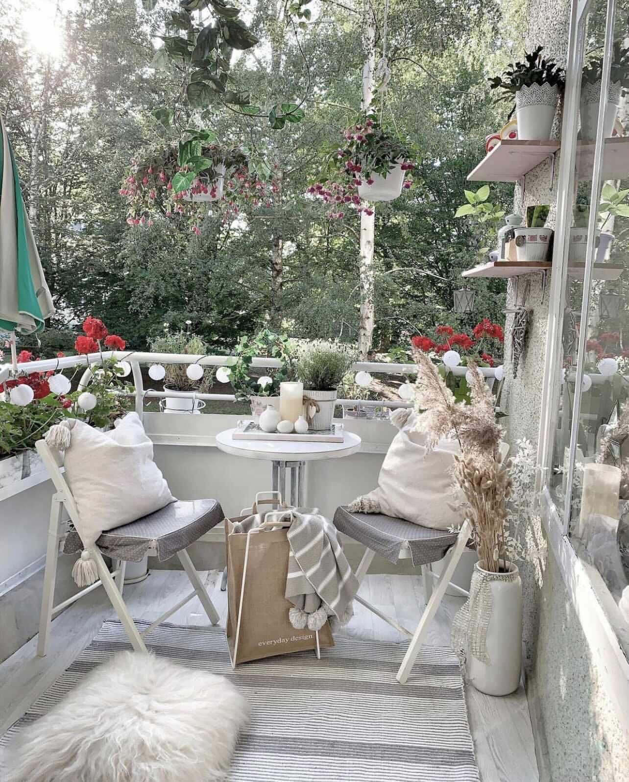 Balkon, Balkon masası, Çiçekler, Sandalye