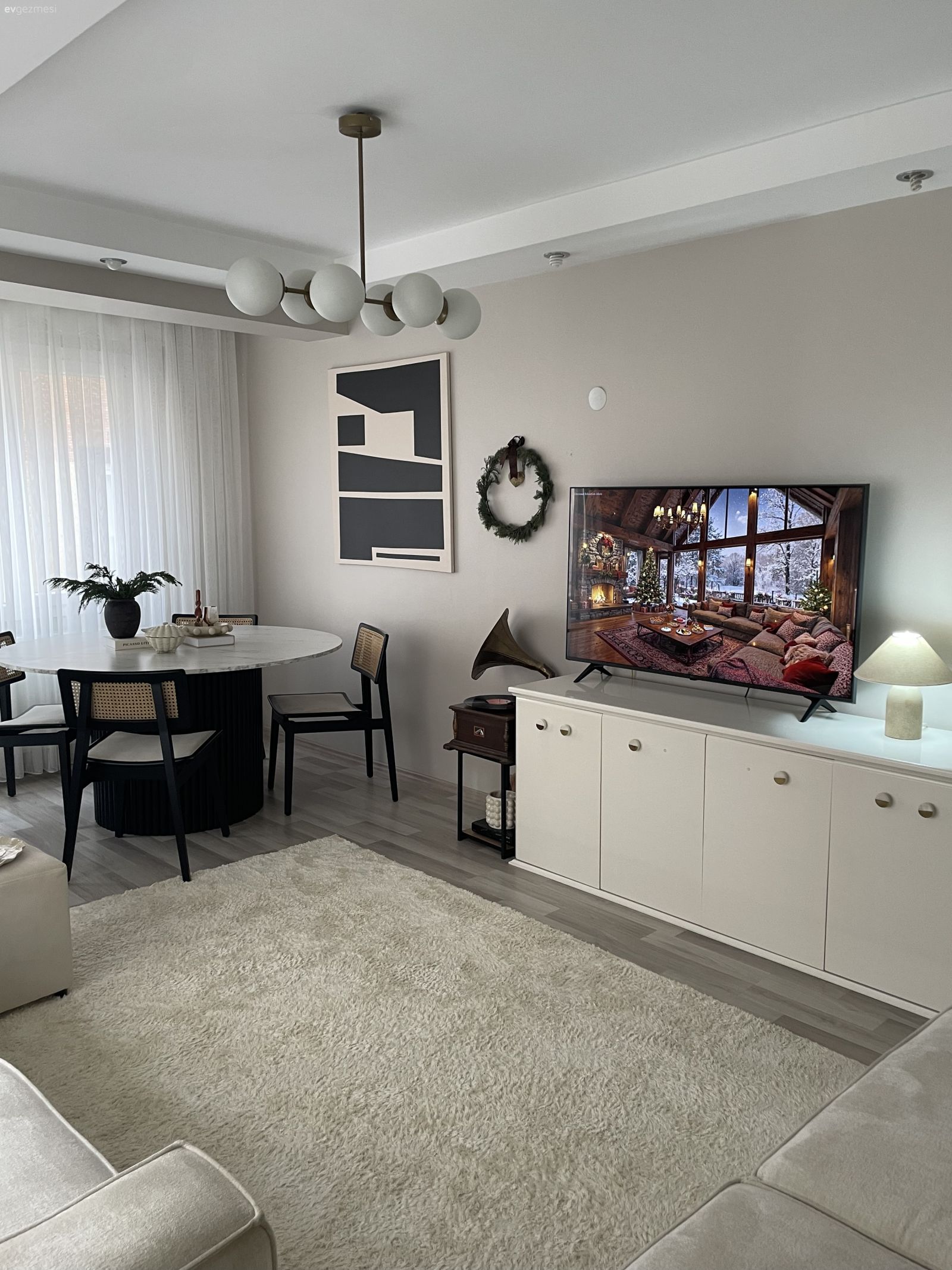 Tv ünitesi, Tv ünitesi aksesuarları, Ev Aksesuar, Halı, Salon halısı, Yemek masası, Sandalye, Hazeran, Tablo, Duvar dekorasyonu, Tül perde, Perde, Köşe koltuk, Koltuk takımı, Avize, Aydınlatma, Salon avizesi