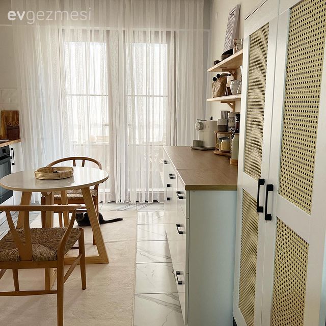 Mutfak, Beyaz, Ahşap Mobilya, Beyaz ve ahşap mutfak, Tül perde, Perde, Sandalye, Yemek masası, Ekstra mutfak dolabı, İskandinav, Mutfak halısı