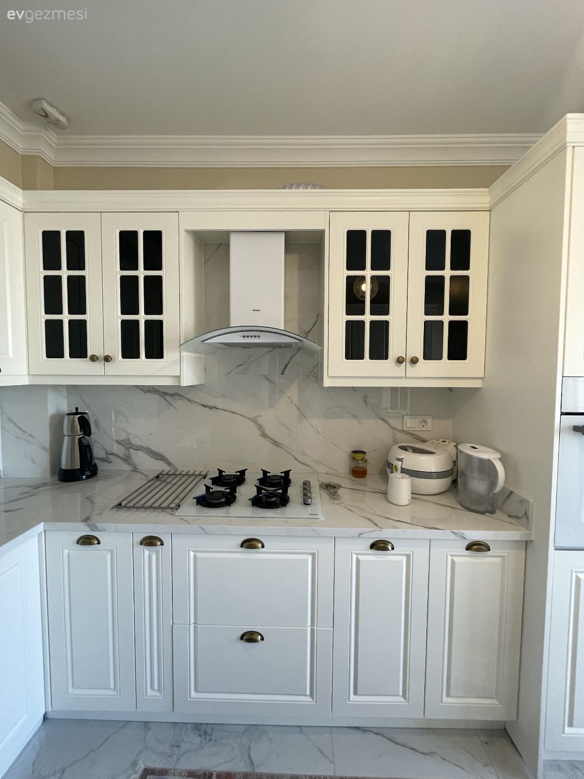 Mutfak, Beyaz, Country mutfak, Shaker kapaklı dolaplar, Mutfak tezgahı, Mutfak tezgah arası, Tezgah arası doğal taş, Mermer, Davlumbaz, Mutfak aksesuarları