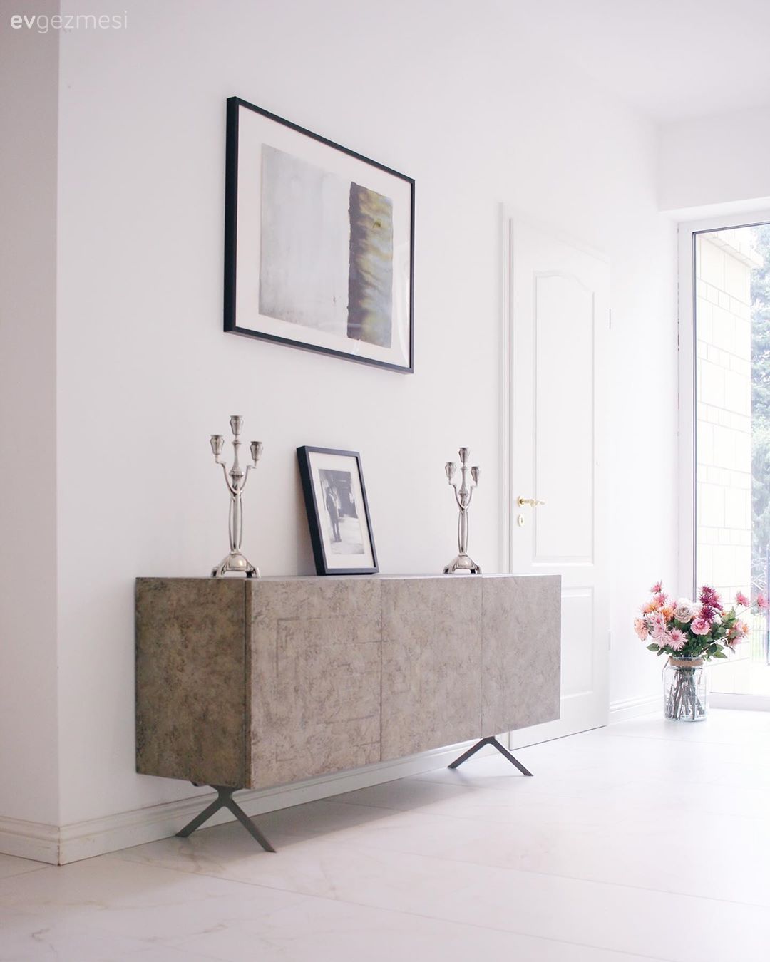 Salon, Dubleks evler, Beyaz, Tablo, Duvar dekorasyonu, Çerçeve, Konsol, Konsol üzeri dekoratif objeleri, Şamdan, Ev Aksesuar, Vazo, Çiçekler