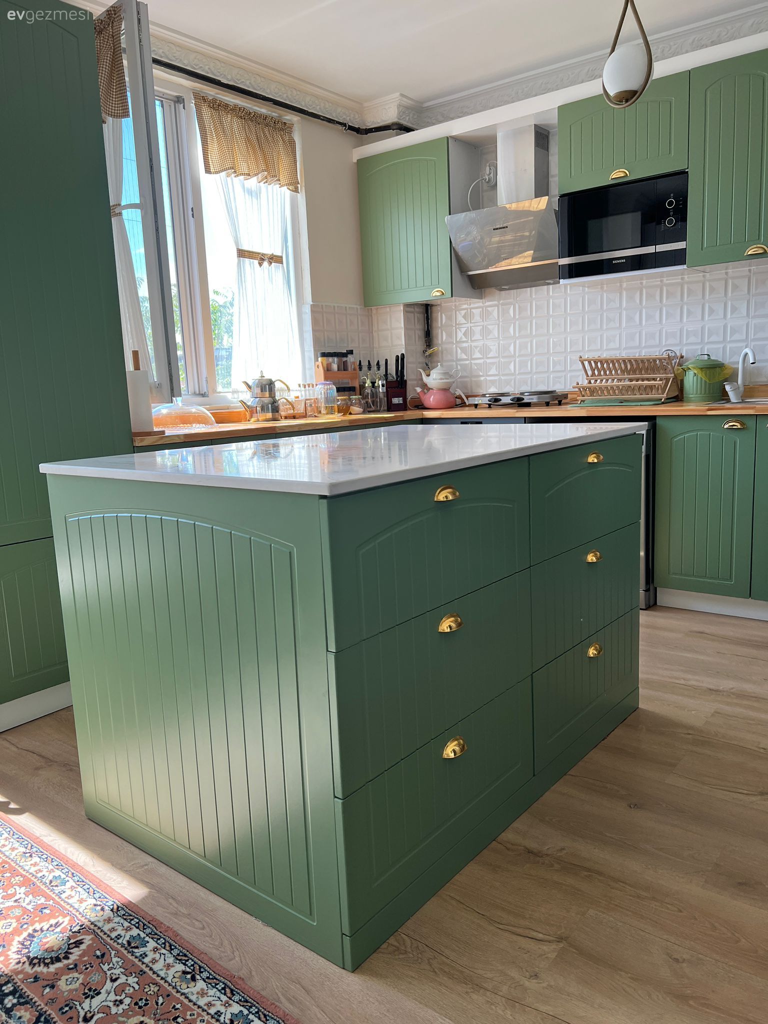 Bu Geniş Mutfağın Bir Tarafında Yeşil Dolaplar Var Diğerinde Kiler!