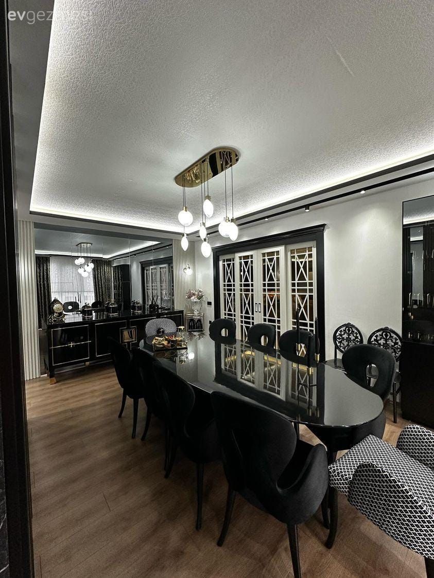 Yemek Odası, Klasik, Siyah, Beyaz, Altın, Sandalye, Mutfak masası, Konsol, Konsol üzeri dekoratif objeleri, Ayna, Parke, Spot aydınlatma, Aydınlatma