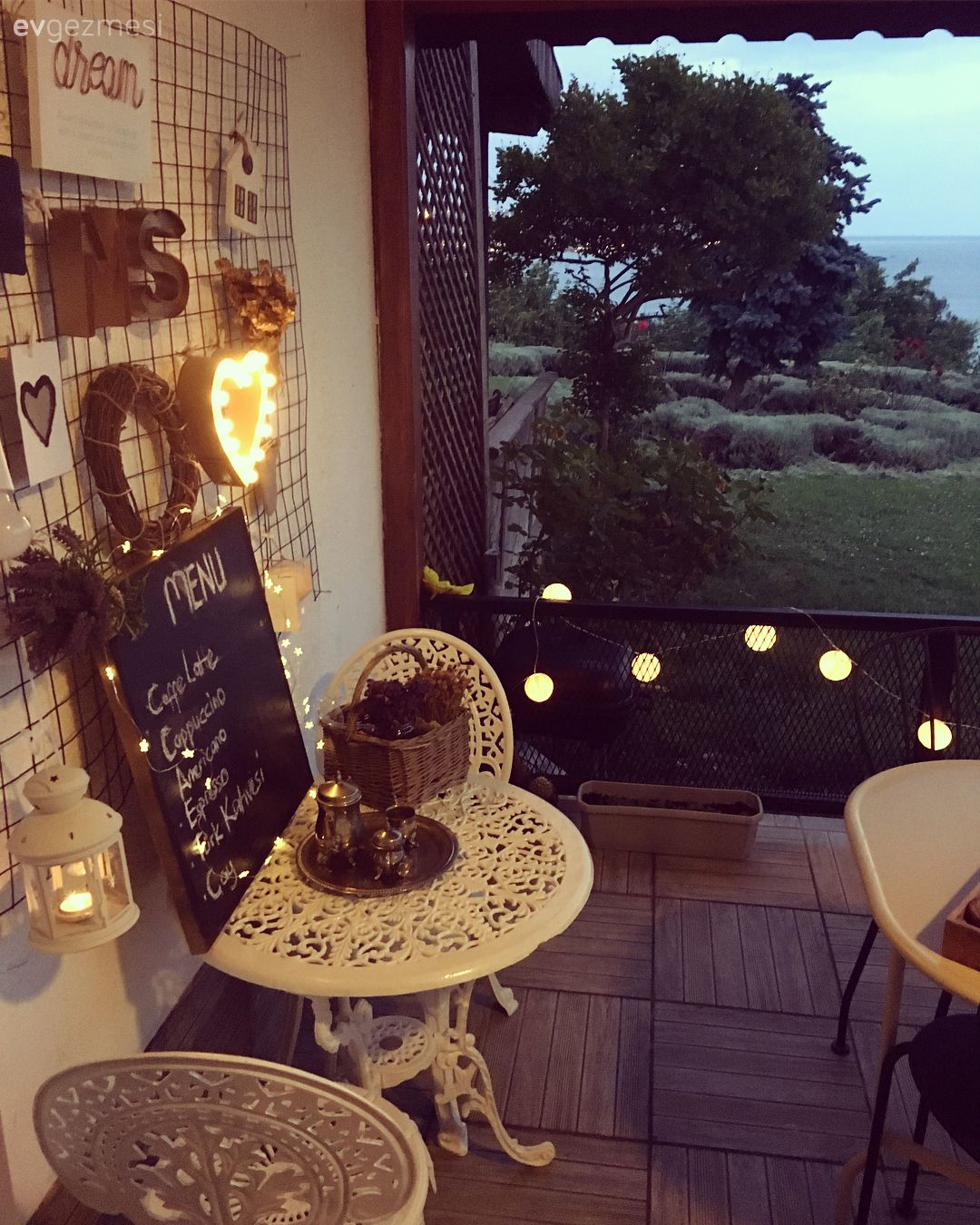 Bu Keyifli Evin İçindeki Mobilyalar Boyanmadan Duramıyor