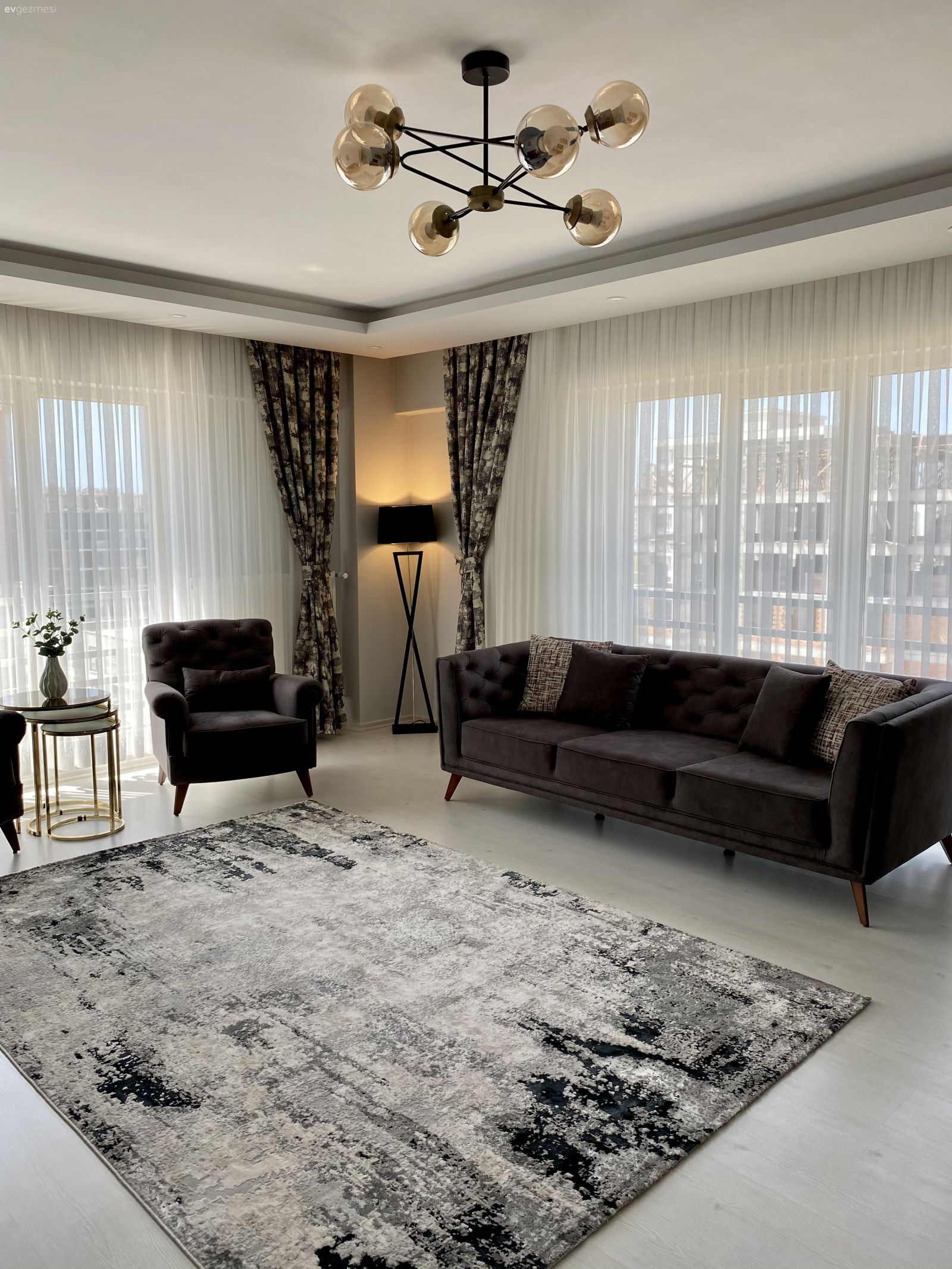 Salon, Modern, Gri, Antrasit  , Beyaz, Koltuk takımı, Berjer, Halı, Salon halısı, Tv ünitesi, Tv ünitesi aksesuarları, Ev Aksesuar, Duvar saati, Duvar dekorasyonu, Kırlent, Ev tekstili, Fon perde, Perde, Tül perde, Yan sehpa, Sehpa