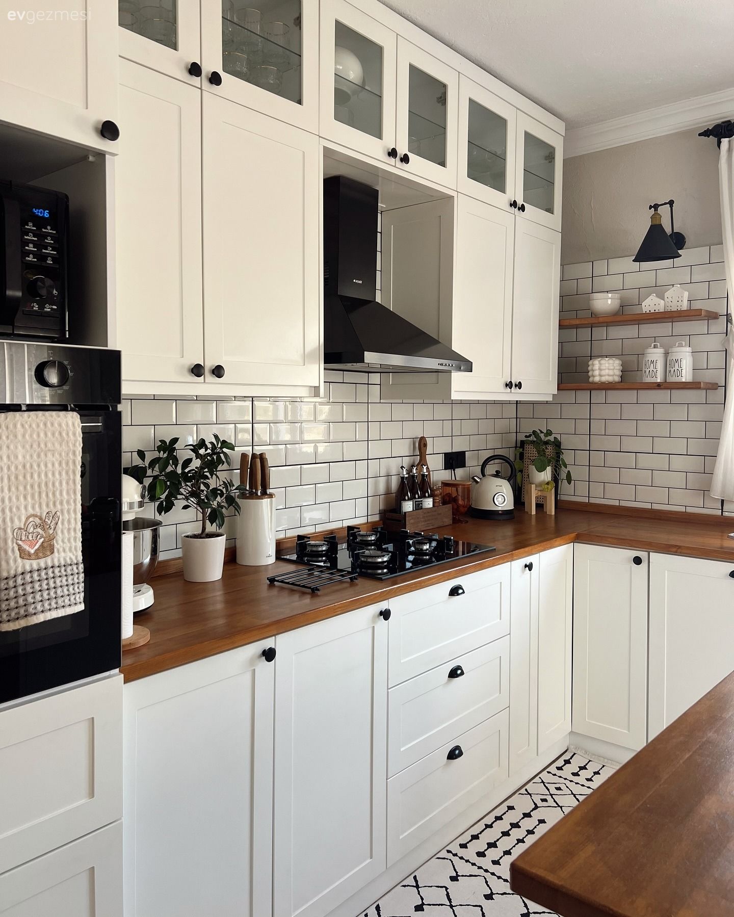 Mutfak, İskandinav, Country, Beyaz, Ahşap Mobilya, Metro seramik, Seramik, Mutfak rafı, Mutfak aksesuarları, Ada mutfak, Eviye , Davlumbaz, Siyah, Ahşap mutfak tezgahı, Mutfak tezgahı