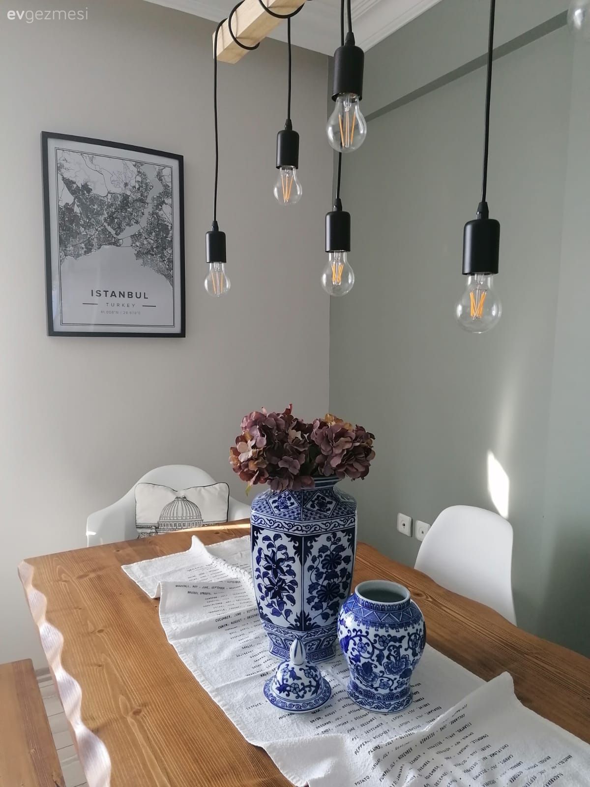 Yemek Odası, Beyaz, Modern, Mavi, Masa örtüsü, Ev tekstili, Yemek masası, Sandalye, Ahşap masa, Yemek odası avizesi, Tablo, Duvar dekorasyonu