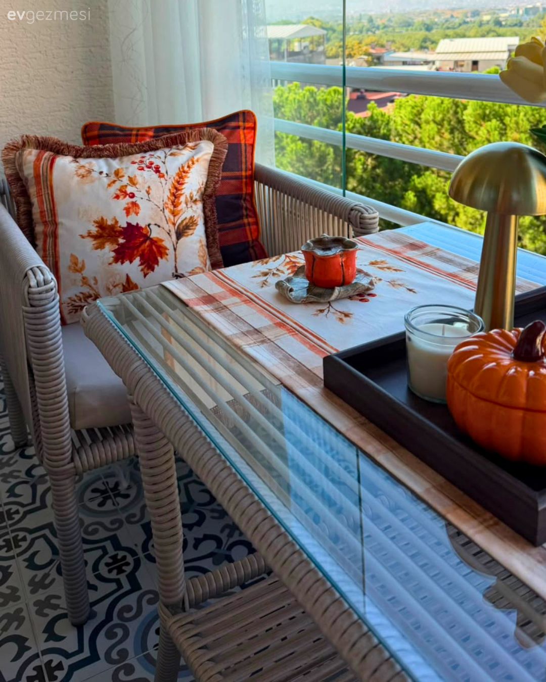 Balkon, Balkon oturma grubu, Bej, Beyaz, Krem, Turuncu, Balkon perdesi, Kırlent, Ev tekstili, Balkon masası, Desenler, Dekoratif Objeler