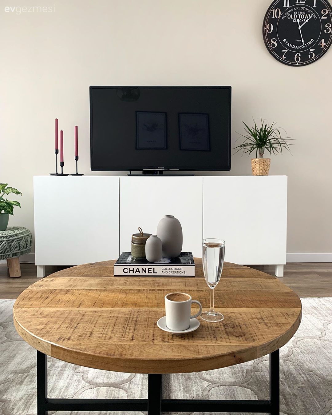 Tv ünitesi, Modern, Beyaz, Siyah, Duvar saati, Duvar dekorasyonu, Tv ünitesi aksesuarları, Ev Aksesuar, Şamdan, Saksı, Ev bitkisi, Orta sehpa, Sehpa, Metal ayaklı sehpa, Sehpa üstü aksesuarı, Halı, Salon halısı