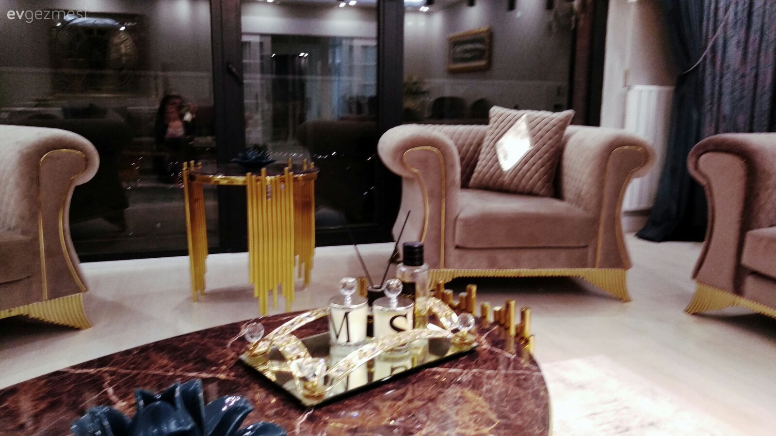 Salon, Klasik, Art deko, Berjer, Fon perde, Perde, Kahverengi, Lacivert, Altın, Metal ayaklı sehpa, Sehpa, Orta sehpa, Ev Aksesuar, Aynalı tepsi, Aynalı aksesuar