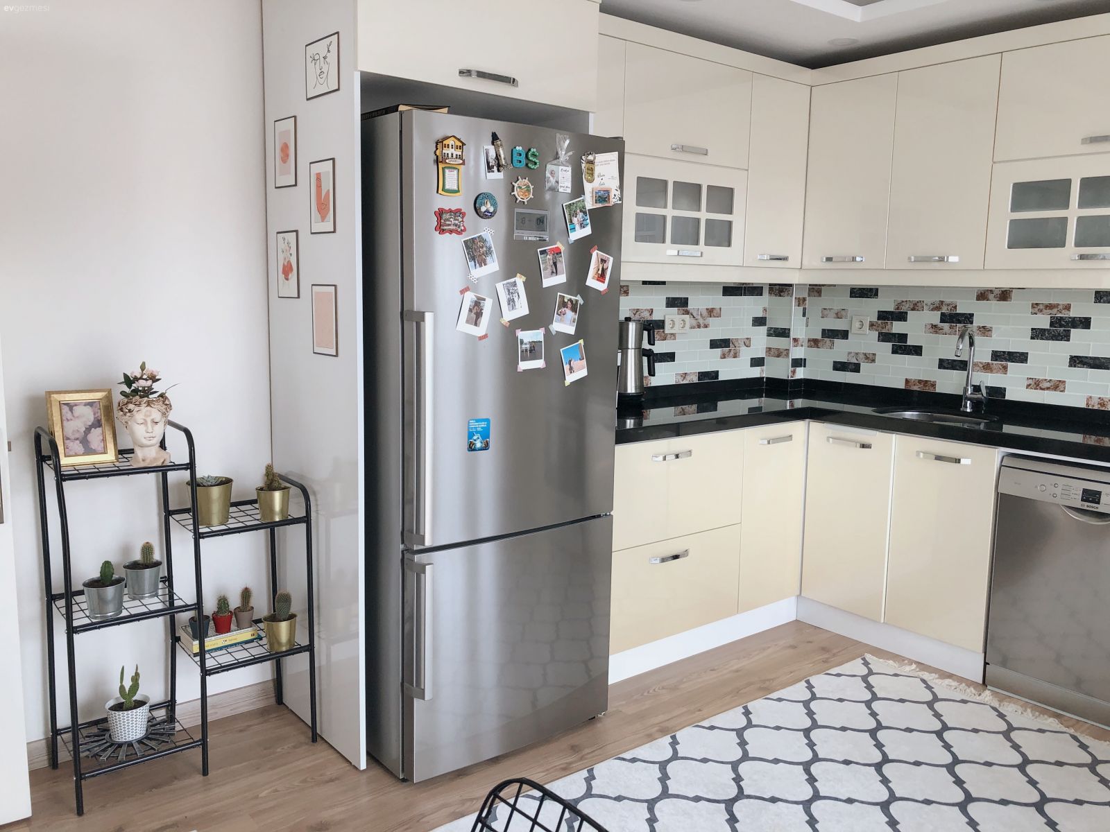 Mutfak, Beyaz mutfak, Siyah, Mutfak tezgahı, Mutfak tezgah arası, Tezgah arası seramik, Ankastre, Davlumbaz, Halı, Mutfak halısı, Geometrik desen, Desenler, Mutfak rafı, Saksı, Ev bitkisi