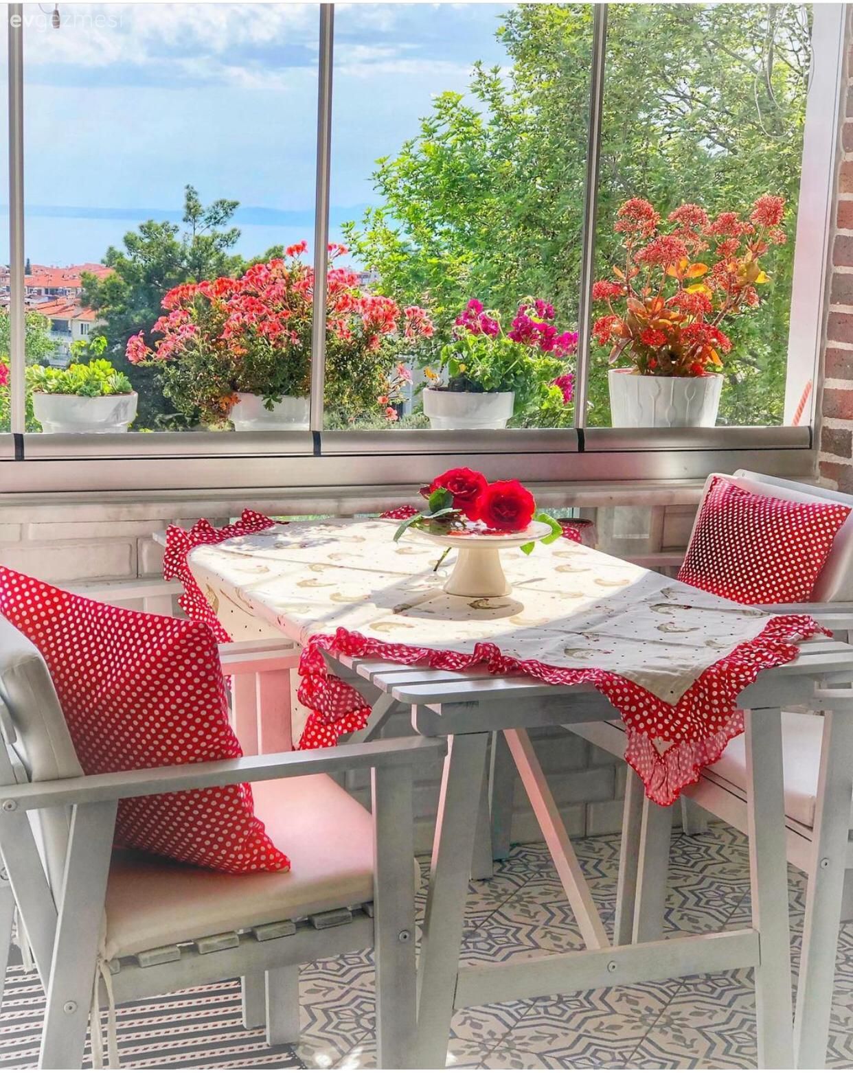 Balkon, Beyaz, Ev tekstili, Sandalye, Balkon masası, Banyo, Yeşil, Krem, Banyo dolabı, Banyo aksesuarları, Çiçekler