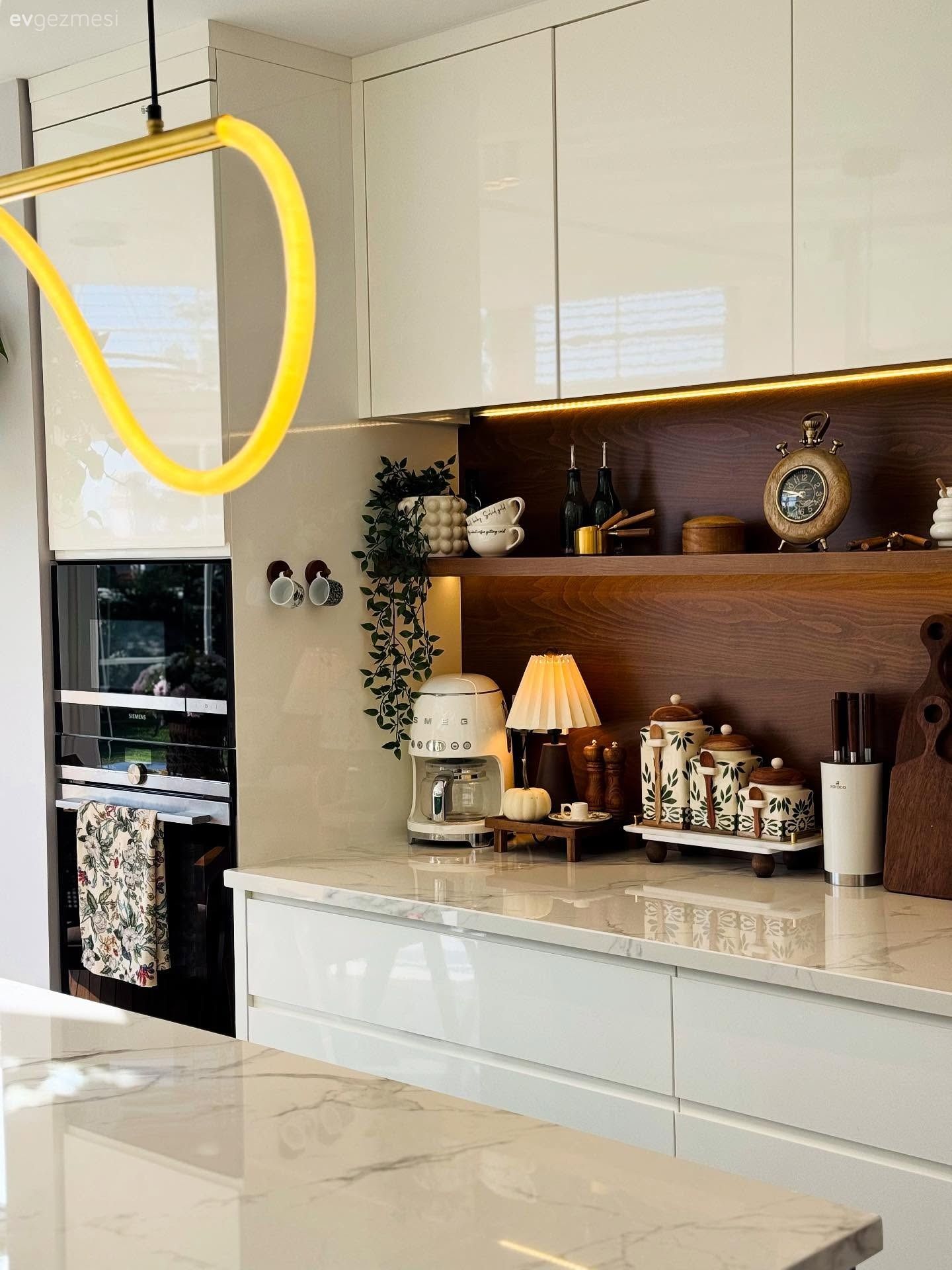 Bu Dubleks Evin İki Salonu Da Cazibe Konusunda Yarışıyor