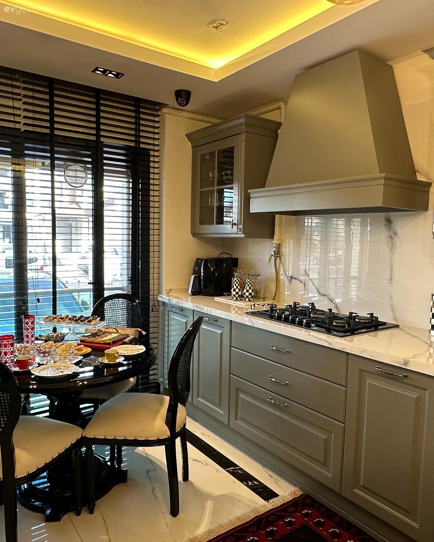 Bu Koridor Tipi Mutfakta Samimiyet ve Şıklık Bir Arada!