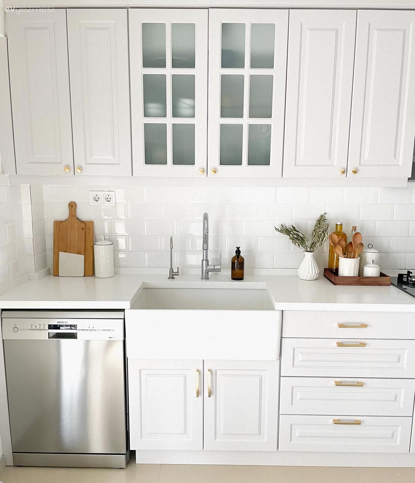 Sade Görünen Bu İzmir Evinde Sürpriz Çıkışlar Var