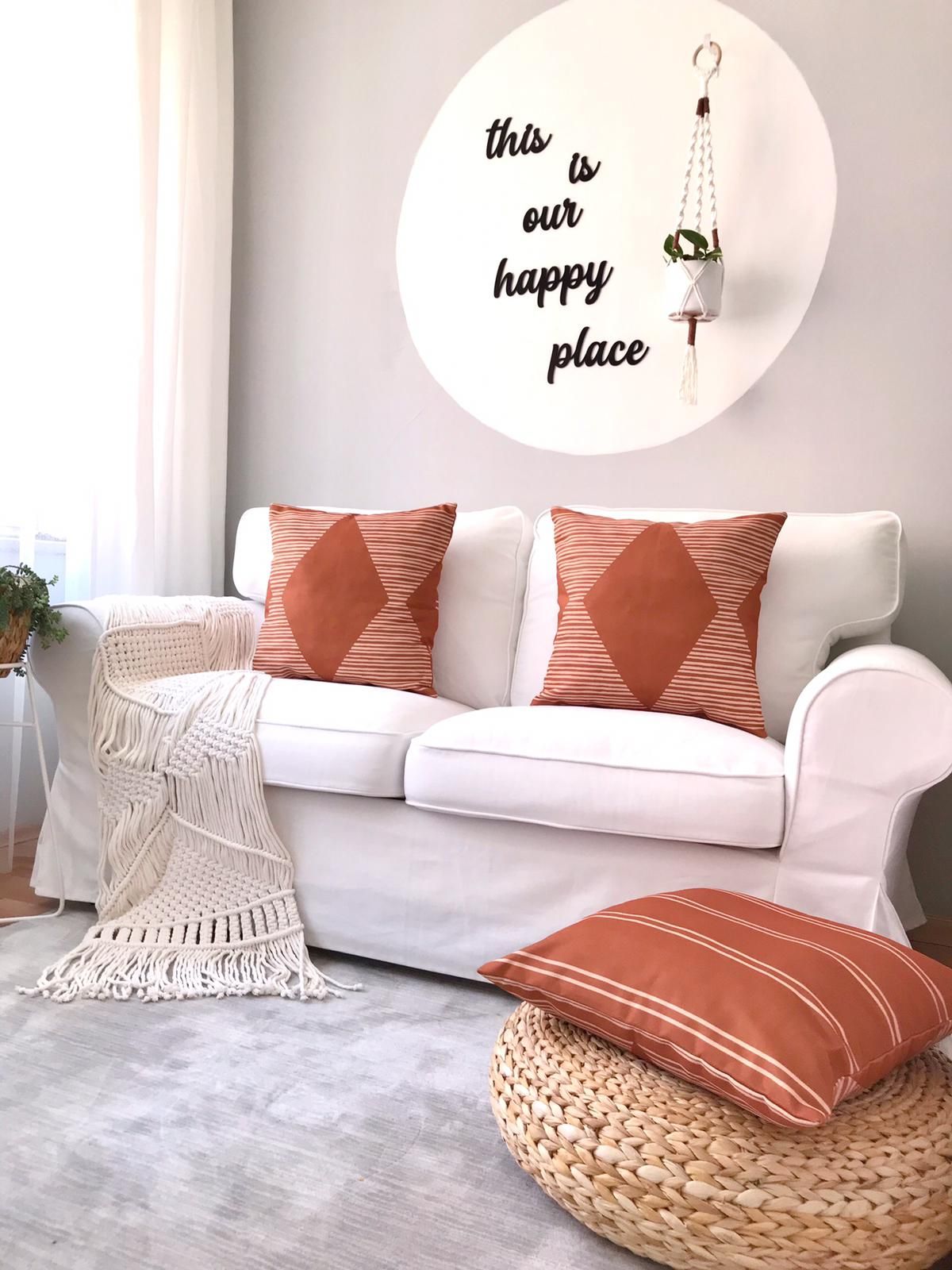 Oturma Odası, Beyaz, Turuncu, Koltuk takımı, Bohem Dekorasyon, Hasır sepet, Duvar dekorasyonu, Halı, Hasır puf