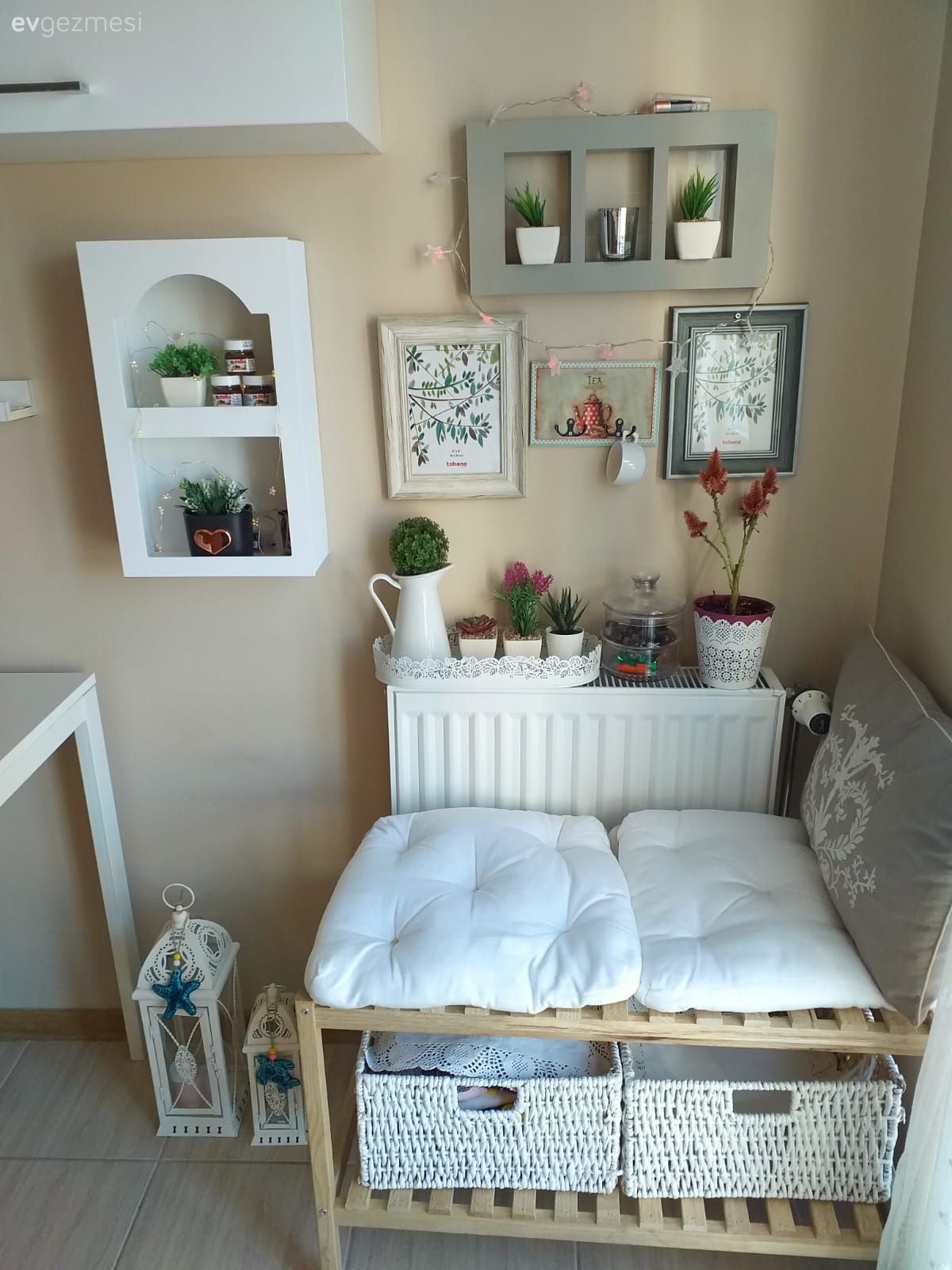 Mutfak, Krem, Beyaz, Duvar rafı, Duvar dekorasyonu, Bank, Mutfak duvar dekorasyonu, Mutfak aksesuarları