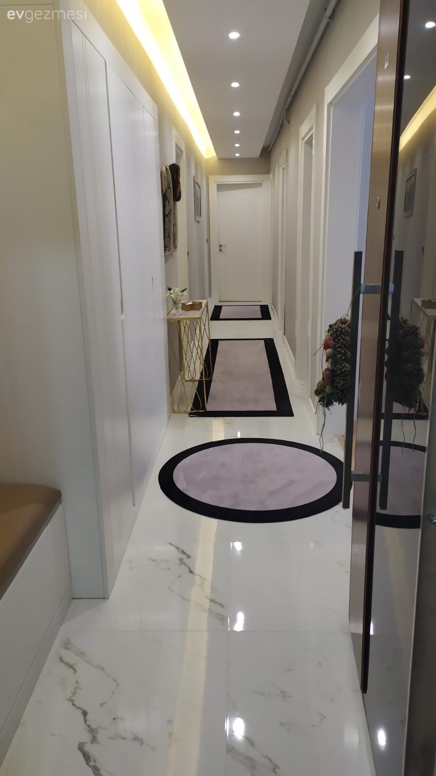 Antre, Beyaz, Siyah, Gri, Zemin seramikleri, Antre halısı, Spot aydınlatma, Aydınlatma, Dresuar, Altın