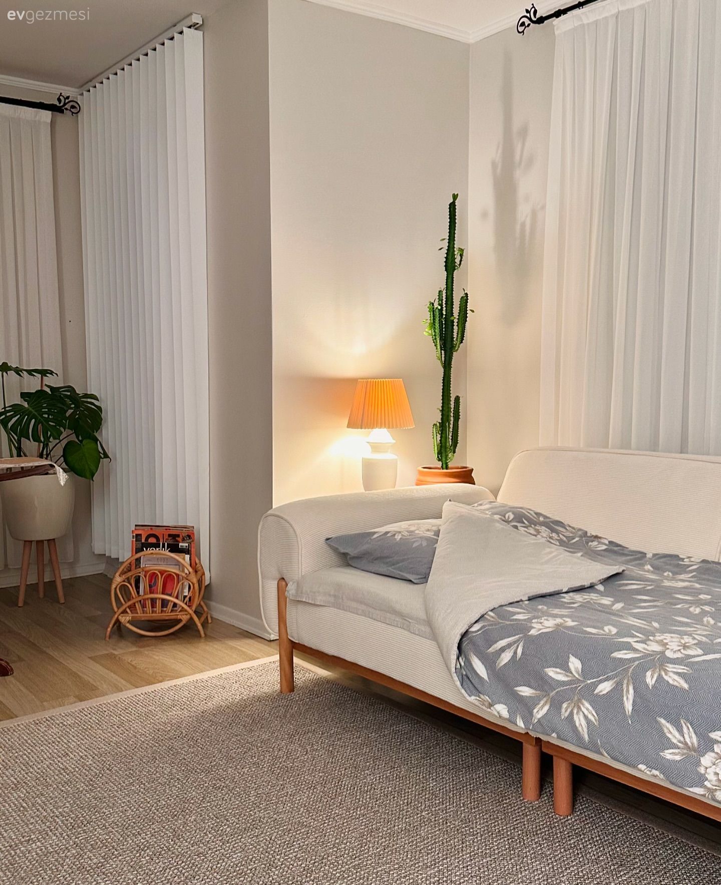 Salon, İskandinav, Beyaz, Bej, Köşe koltuk, Koltuk takımı, Halı, Krem, Saksı, Tül perde, Perde, Parke, Kırlent, Ev tekstili