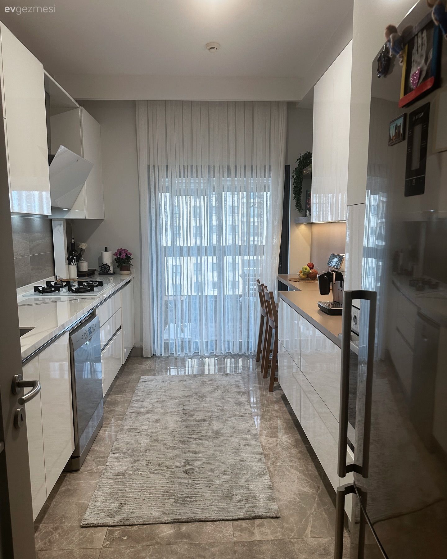 Bu Modern Mutfakta Masa ve Kahve Köşesi Bir Arada