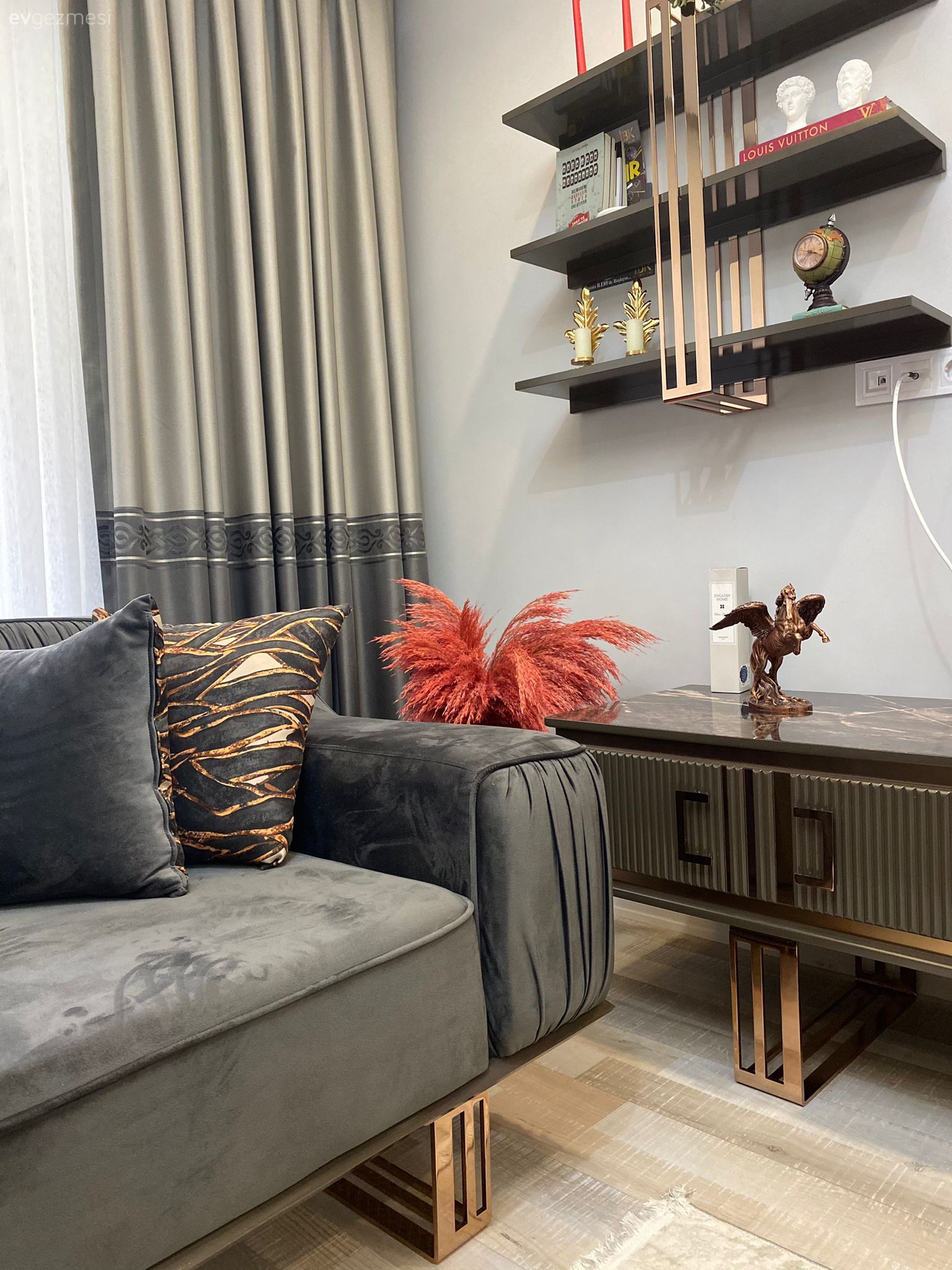 Bu İzmir Evinde Konfor ve Uyum Her Odada Hakim!