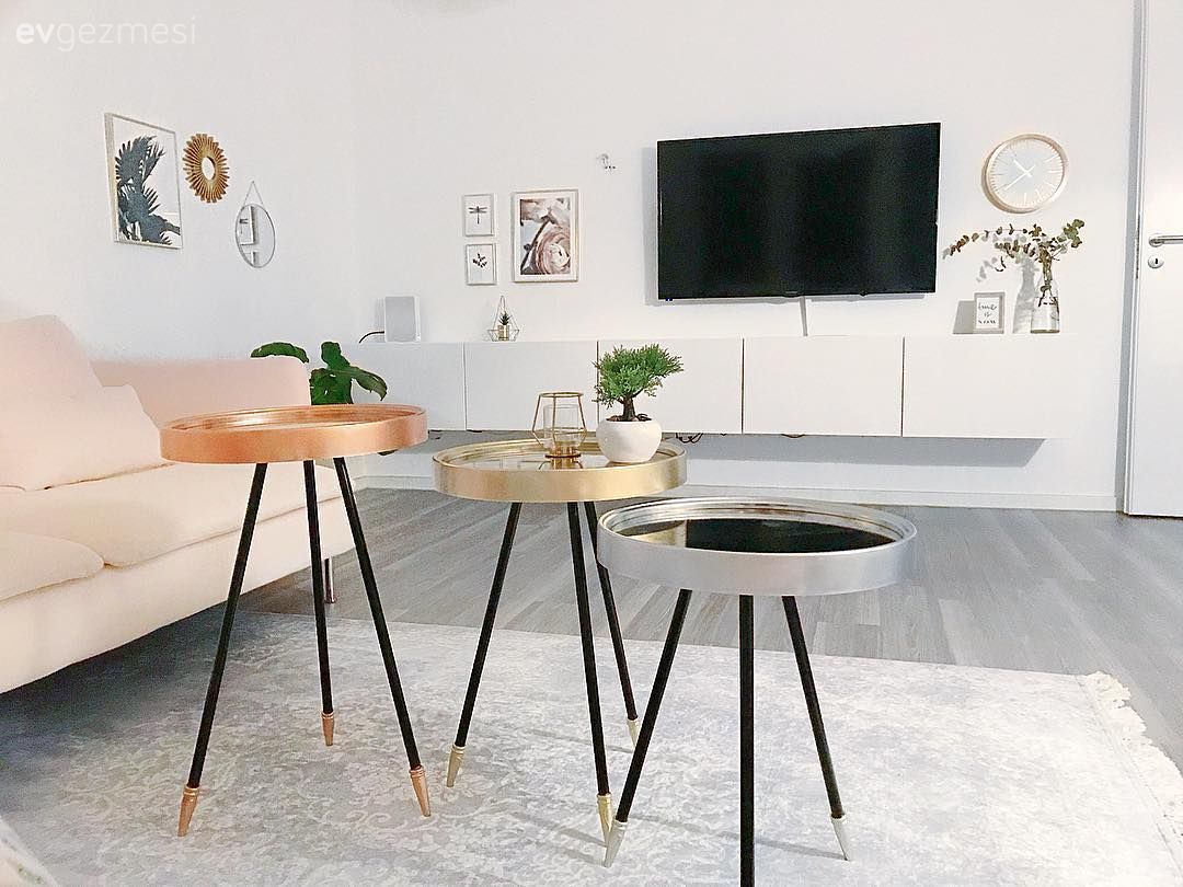 Salon, Beyaz, Pembe, Pastel renkler, Aydınlatma, Avize, Salon avizesi, Köşe koltuk, Koltuk takımı, Metal ayaklı sehpa, Sehpa, Salon halısı, Halı, Ev bitkisi, Puf, Vazo, Ev Aksesuar, Altın, Bakır, Tv ünitesi, Duvara monte tv, Duvar dekorasyonu, Çerçeve, Tablo, Duvar saati, Parke, Kırlent, Tv ünitesi aksesuarları