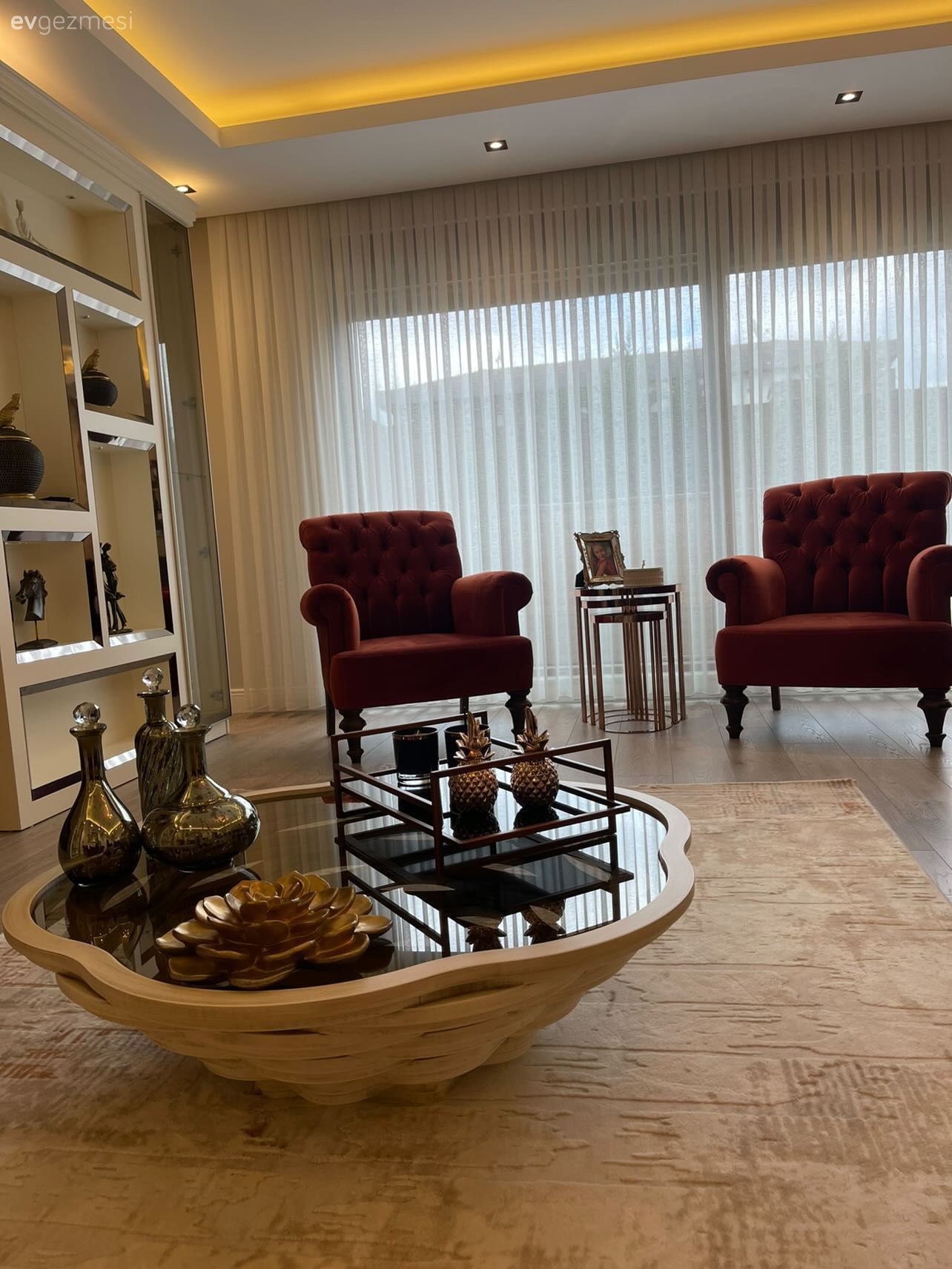 Salon, Modern, Art deko, Turuncu, Krem, Beyaz, Vizon, Tül perde, Perde, Berjer, Yan sehpa, Sehpa, Tv ünitesi, Tv ünitesi aksesuarları, Ev Aksesuar, Alçıpan tv ünitesi, Halı, Salon halısı, Orta sehpa, Sehpa üstü aksesuarı