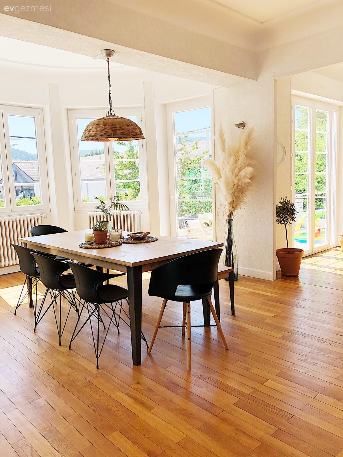 Yemek Odası, Modern, Beyaz, Siyah, Hasır, Yemek masası, Sandalye, Vazo, Ev Aksesuar, Pampas otu, Yemek odası avizesi, Sarkıt, Aydınlatma, Parke