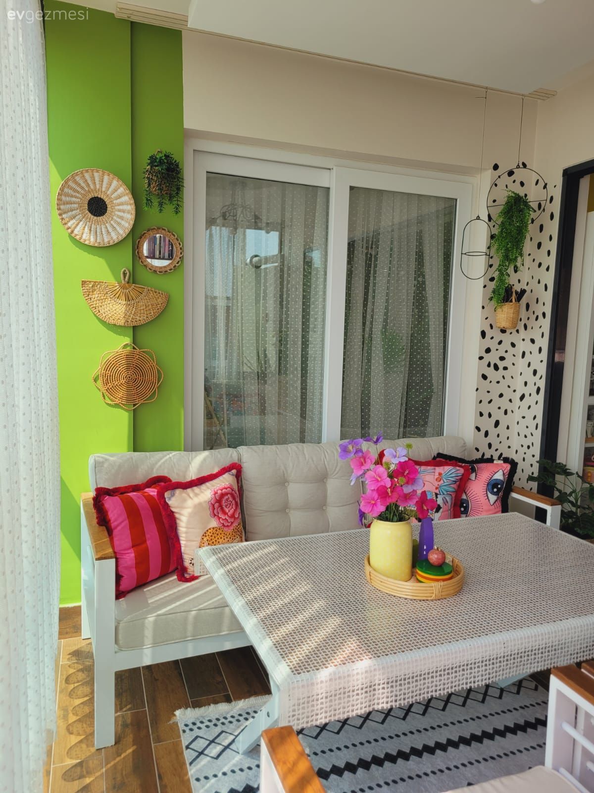 Ev Gezmesi: Gökkuşağı Kadar Renkli Hisseden Bir Mersin Dekoru!