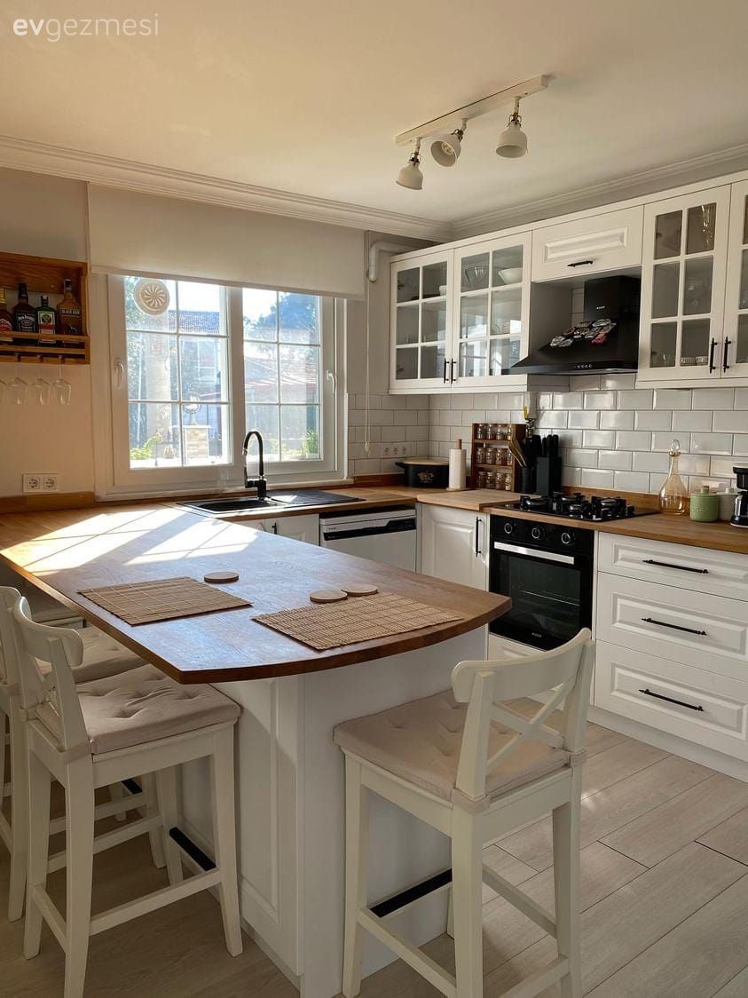 Bu Bahçeli Evde Ahşabın Sıcaklığı, Beyazın da Ferahlığı Her Şeye Yetmiş!