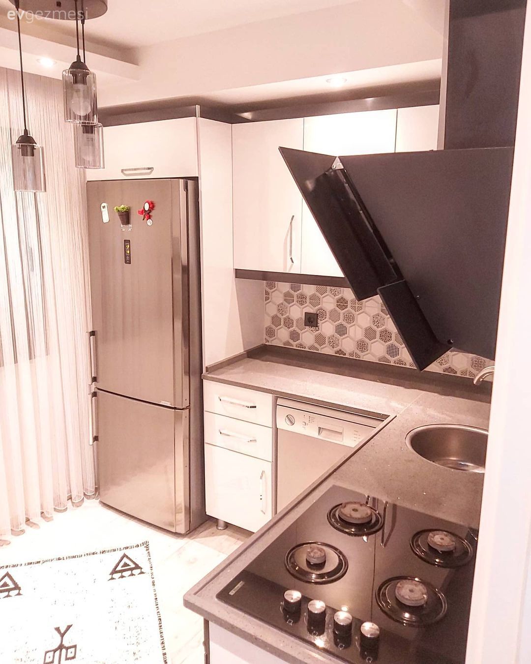 Mutfak, Beyaz, Siyah, Küçük mutfak dekorasyonu, Mutfak televizyonu, Mutfak tezgahı, Tezgah arası seramik, Mutfak tezgah arası, Mutfak halısı, Yuvarlak halı, Halı, Spot aydınlatma, Aydınlatma