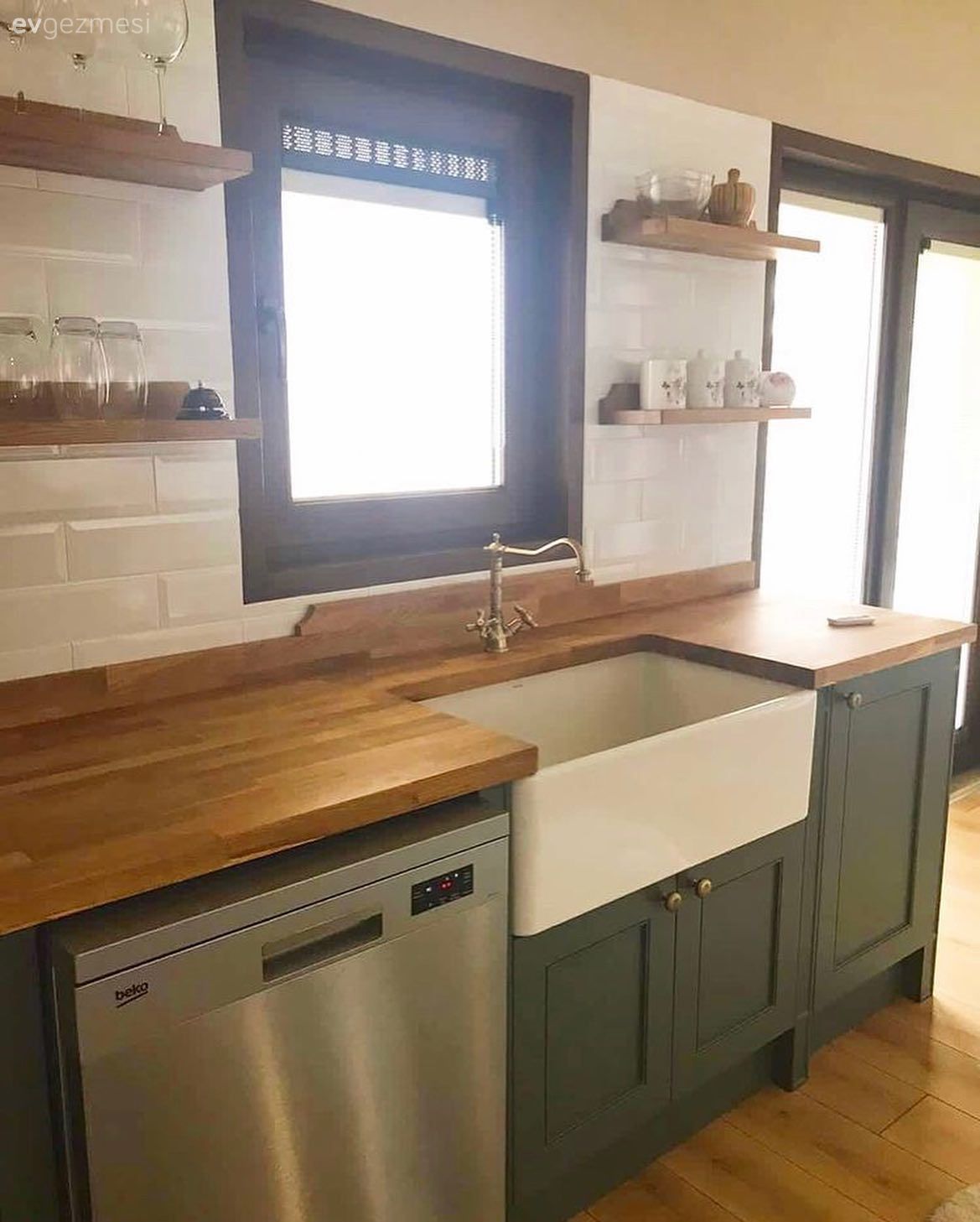 Bu Rustik Mutfakta Yeşil Dolapların Yancısı Ahşap Tezgah!