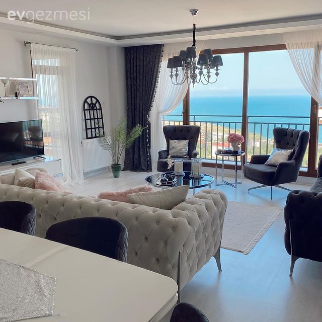 Salon, Art deko, Beyaz, Krem, Füme, Modern chesterfield, Berjer, Halı, Salon halısı, Orta sehpa, Sehpa, Yan sehpa, Tv ünitesi, Tv ünitesi aksesuarları, Ev Aksesuar, Pencere duvar dekoru, Duvar dekorasyonu, Avize, Aydınlatma, Fon perde, Perde, Tül perde