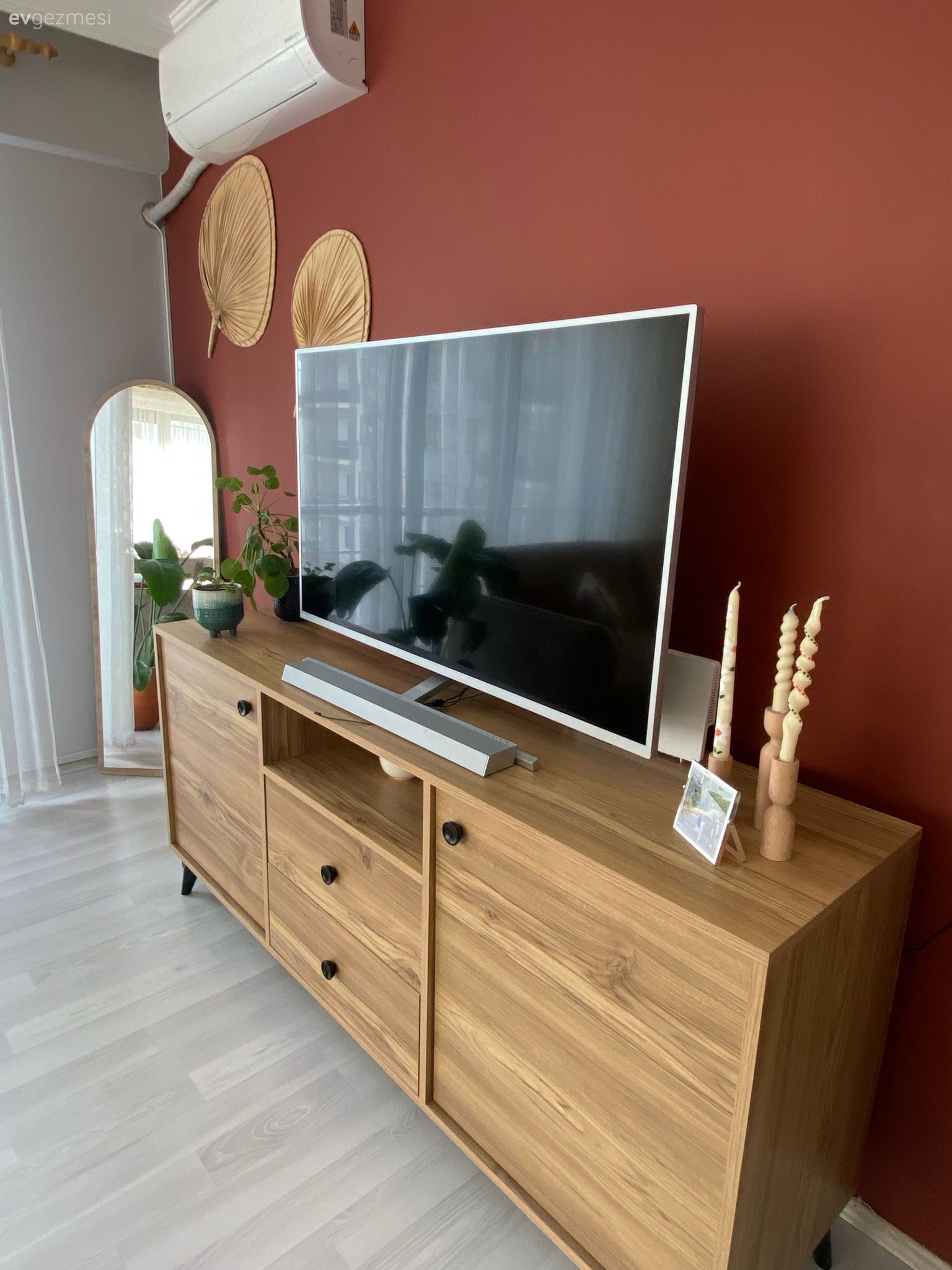 Turuncu duvar rengi, Ahşap Mobilya, Boy aynası, Ayna, Dekoratif Objeler, Ev bitkisi, Saksı