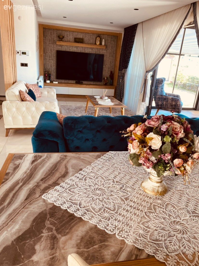 Salon, Tv ünitesi, Tv ünitesi aksesuarları, Ev Aksesuar, Antrasit duvar, Fon perde, Perde, Tül perde, Koltuk takımı, Modern chesterfield, Orta sehpa, Sehpa, Kruvaze perde, Yemek masası, Vazo, Çiçekler, Halı